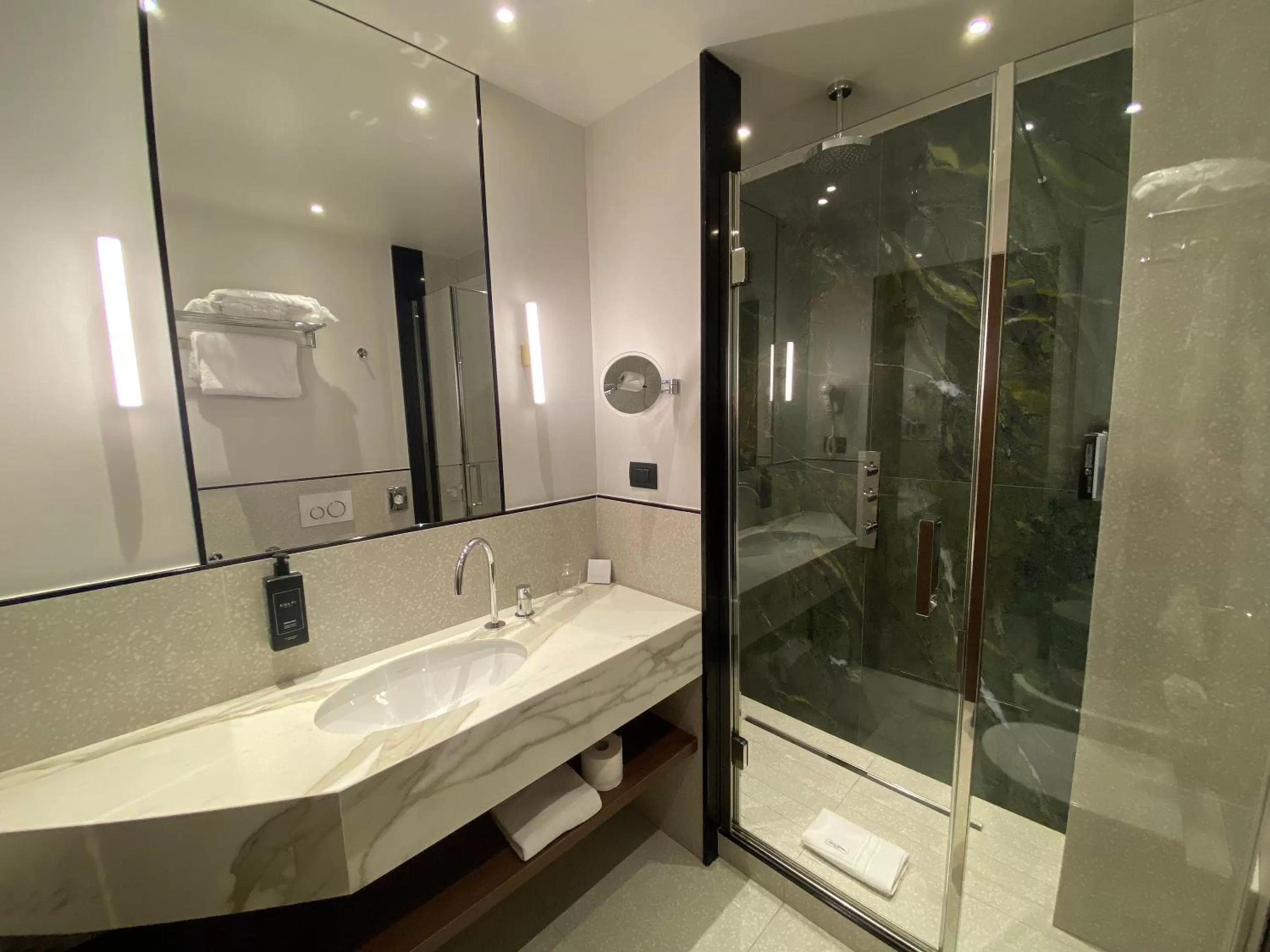 Bathroom in Hotel Berna