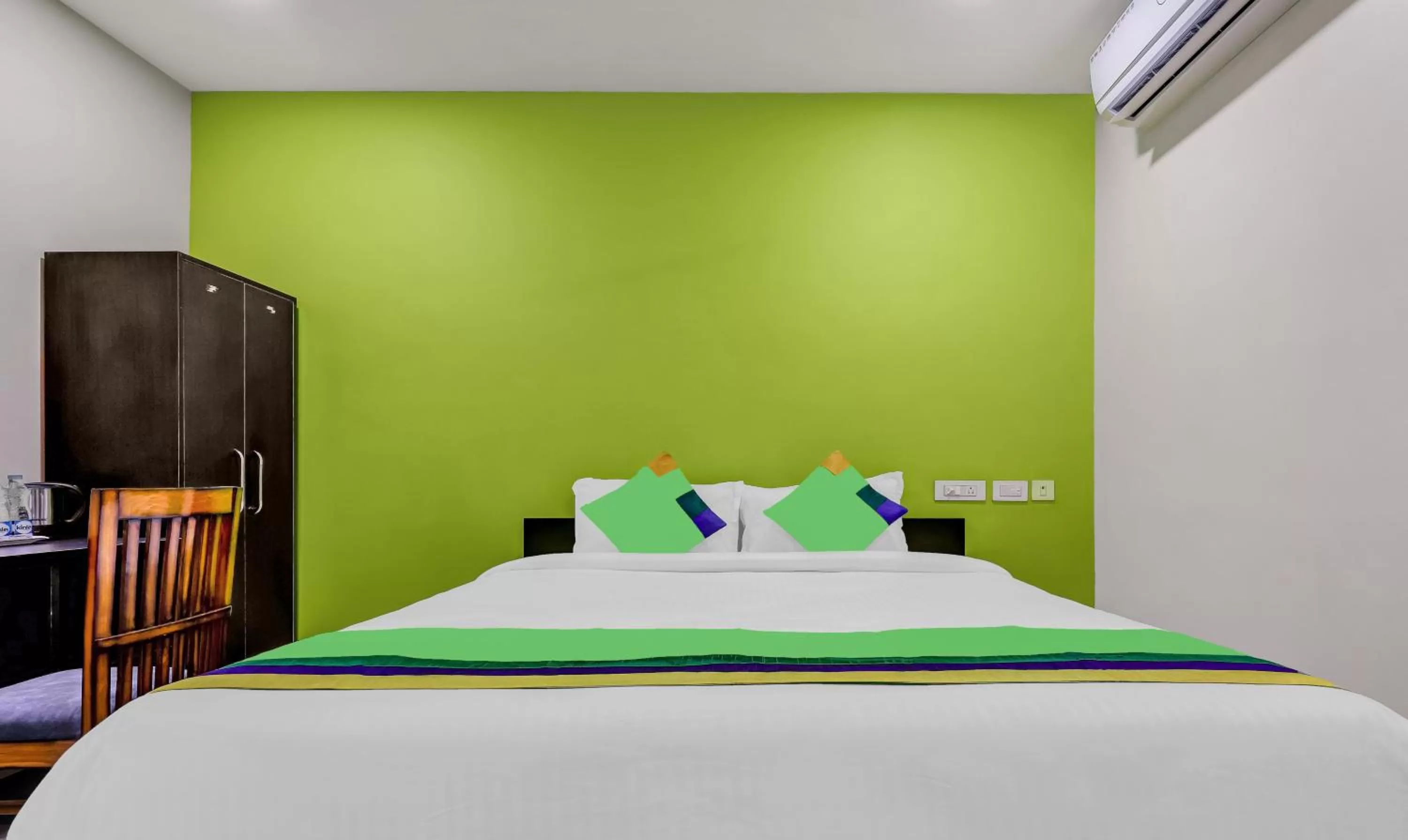 Bedroom, Bed in Treebo Hotel Mobi VIP Airport