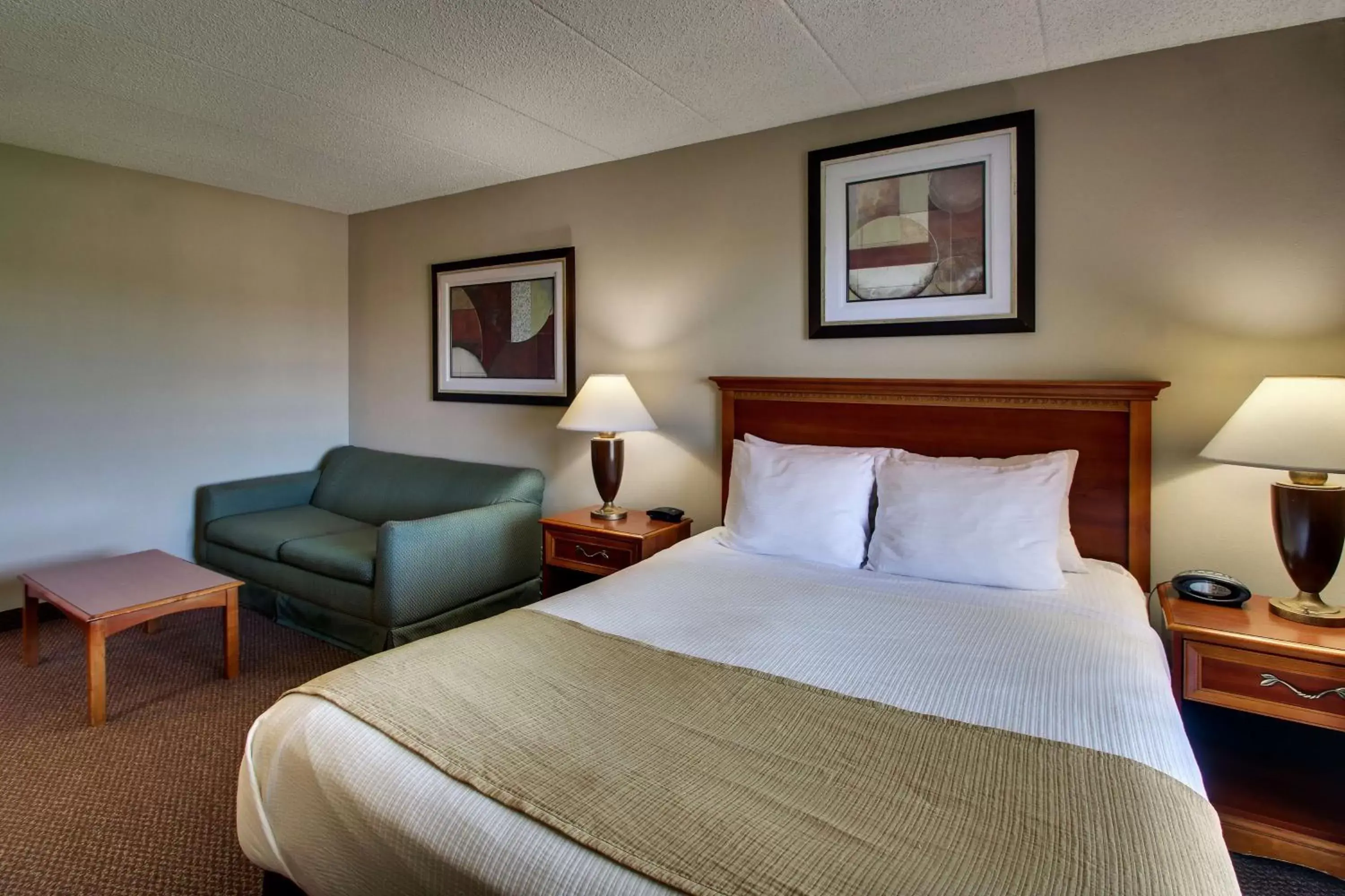 Queen Suite in Best Western East Towne Suites Queen Suite in Best Western East Towne Suites