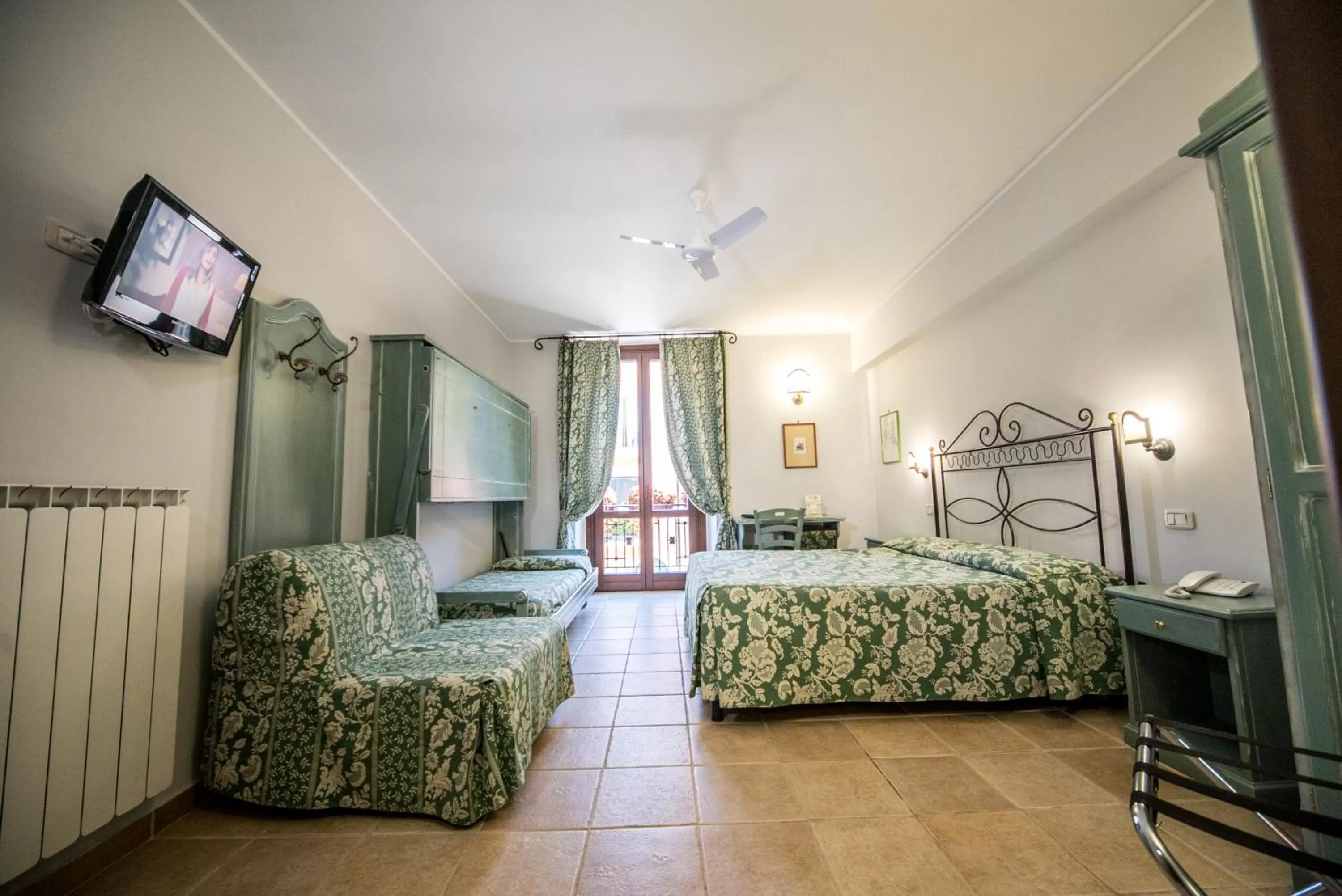 Balcony/Terrace, Bed in Hotel Il Tiglio