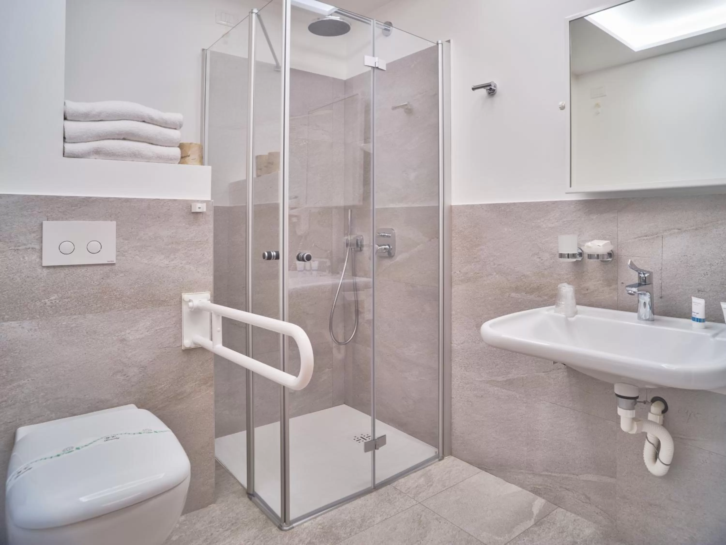 Shower in Hotel Medusa