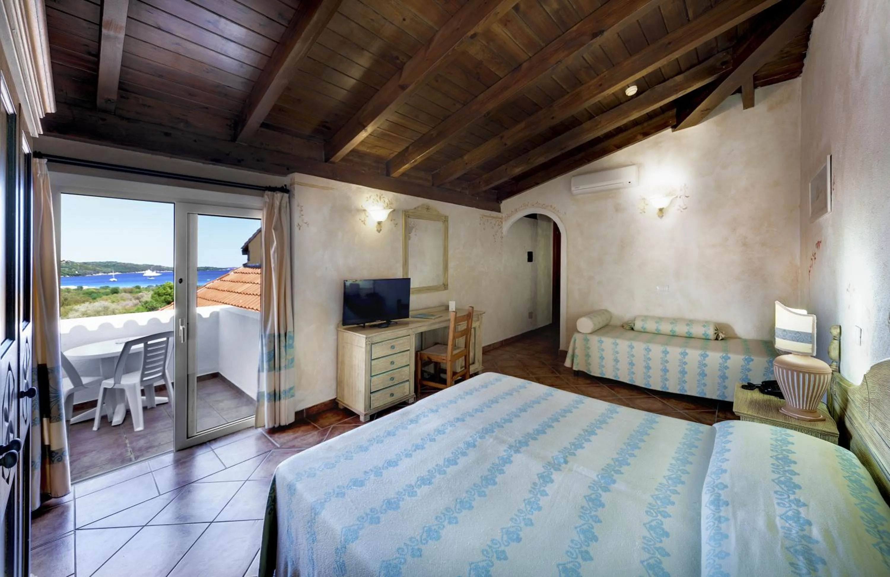 Balcony/Terrace, Bed in Colonna Beach Hotel Marinella