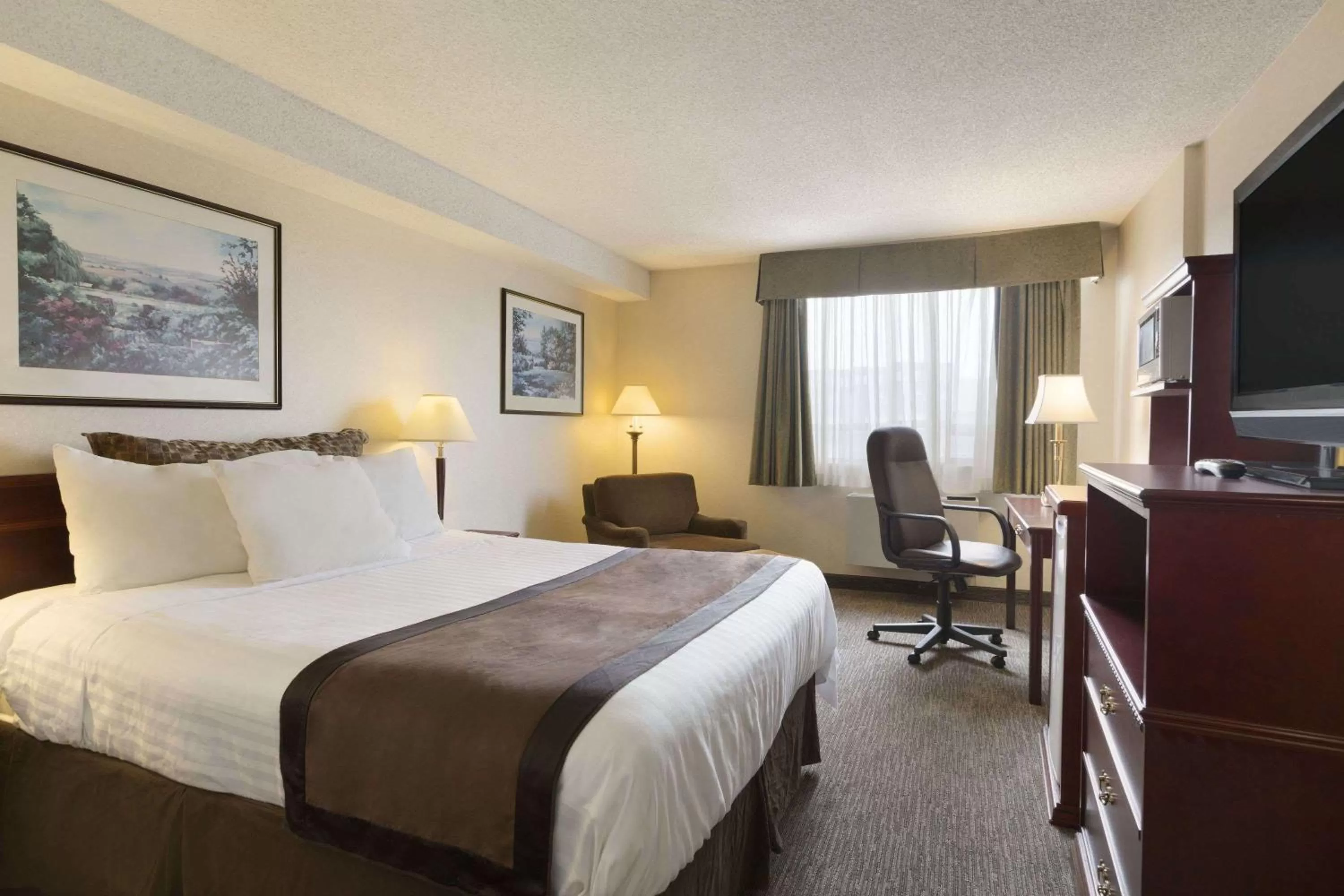 Photo of the whole room, Bed in Travelodge Hotel by Wyndham Vancouver Airport