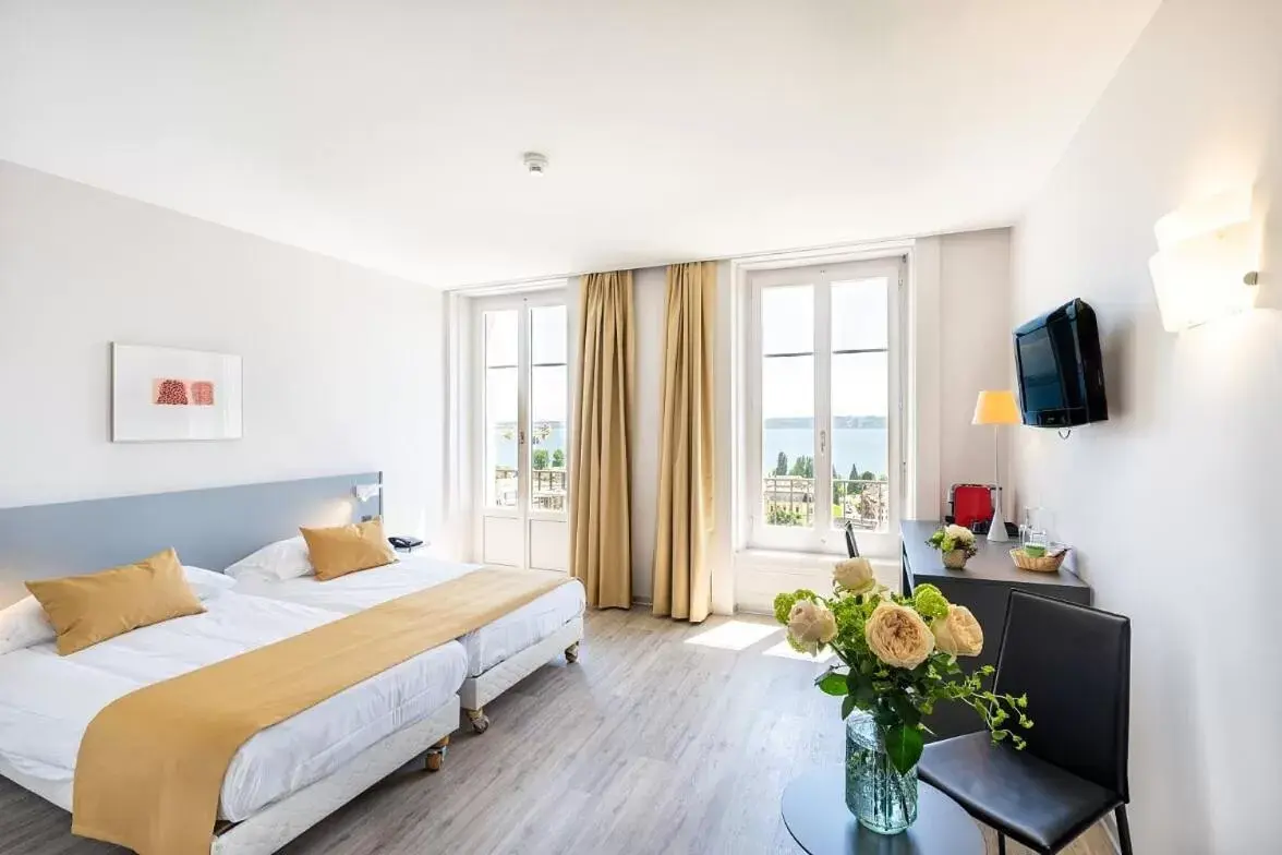 Twin Room with Balcony and Lake View - single occupancy in Hôtel Alpes & Lac Twin Room with Balcony and Lake View - single occupancy in Hôtel Alpes & Lac