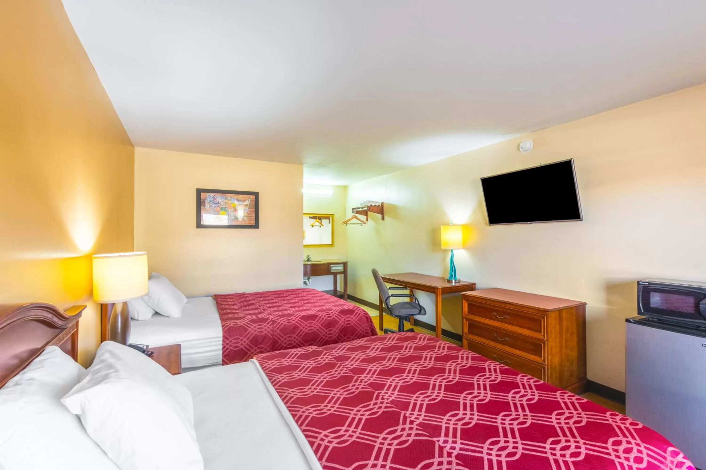 Photo of the whole room, Bed in Econo Lodge Gaffney