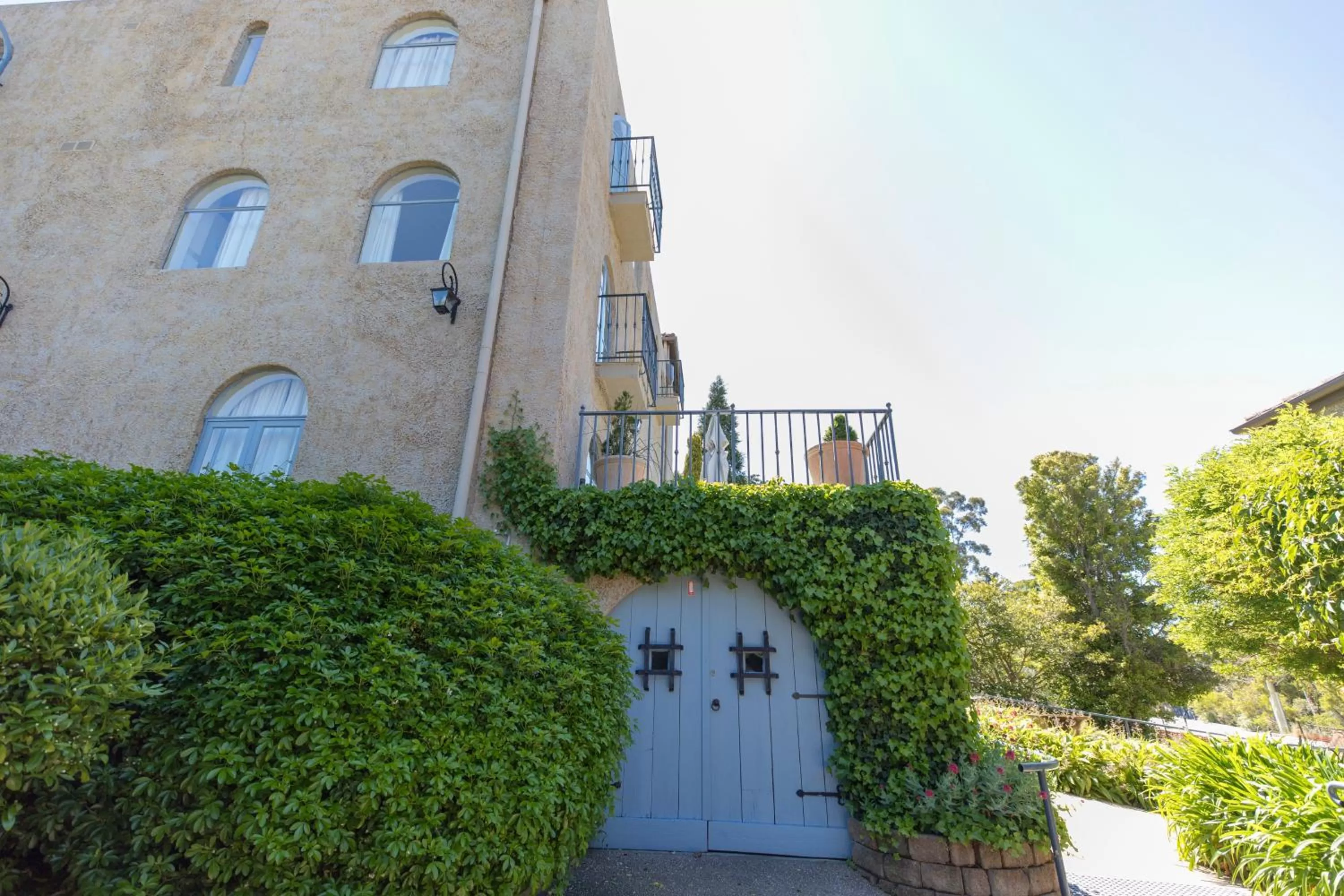 Property building in Villa Howden