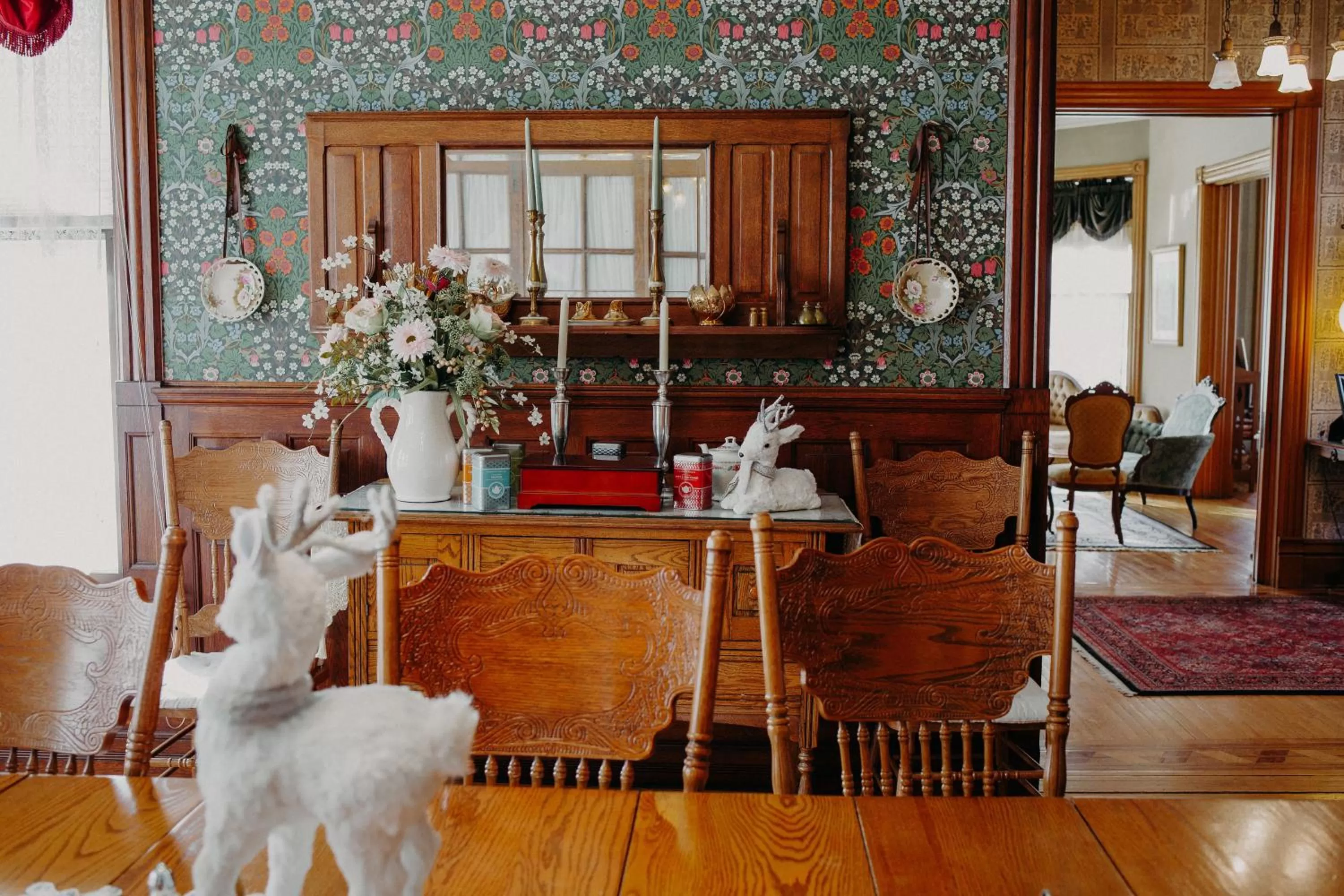 Dining area in Aurora Staples Inn