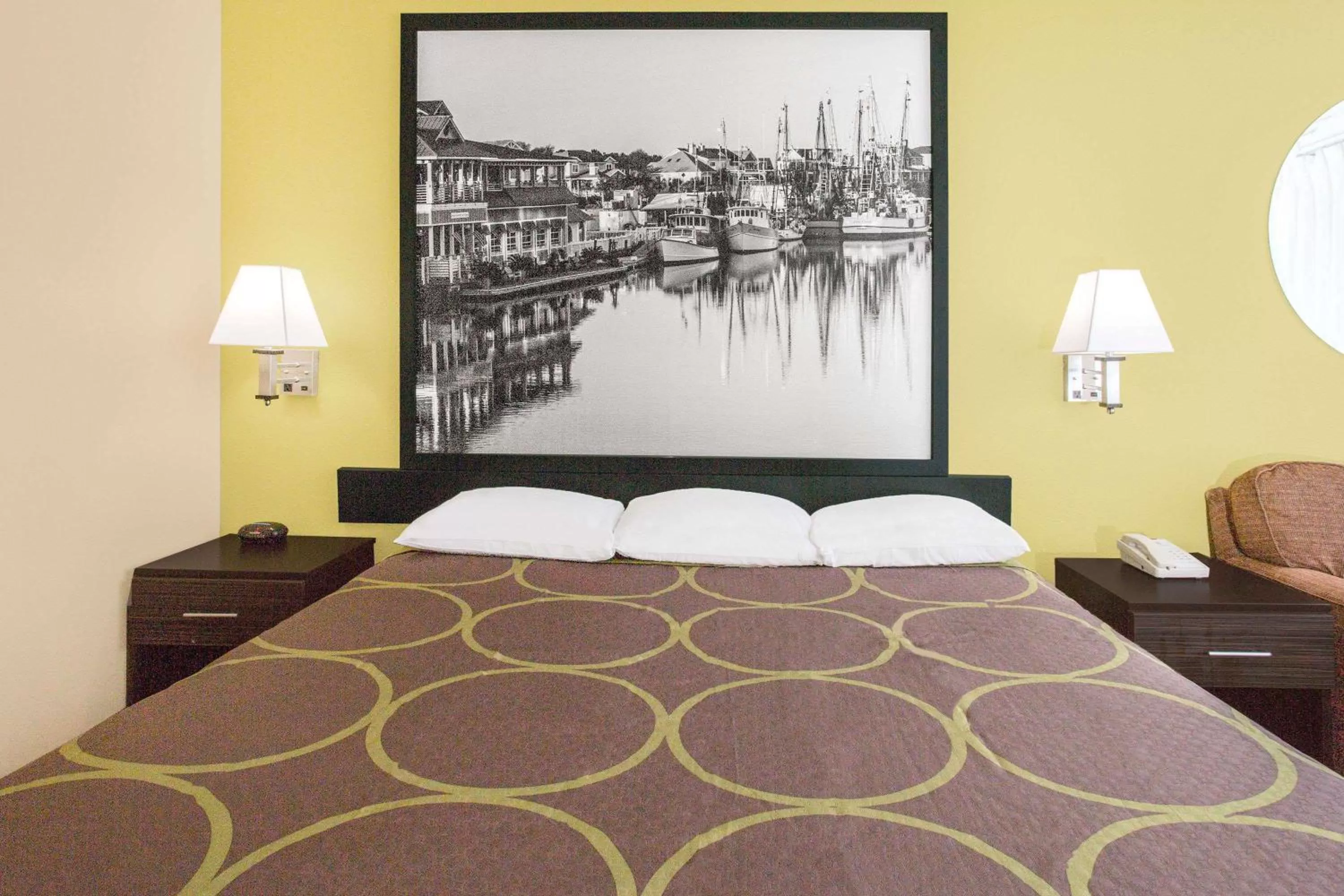 Photo of the whole room in Super 8 by Wyndham Sumter