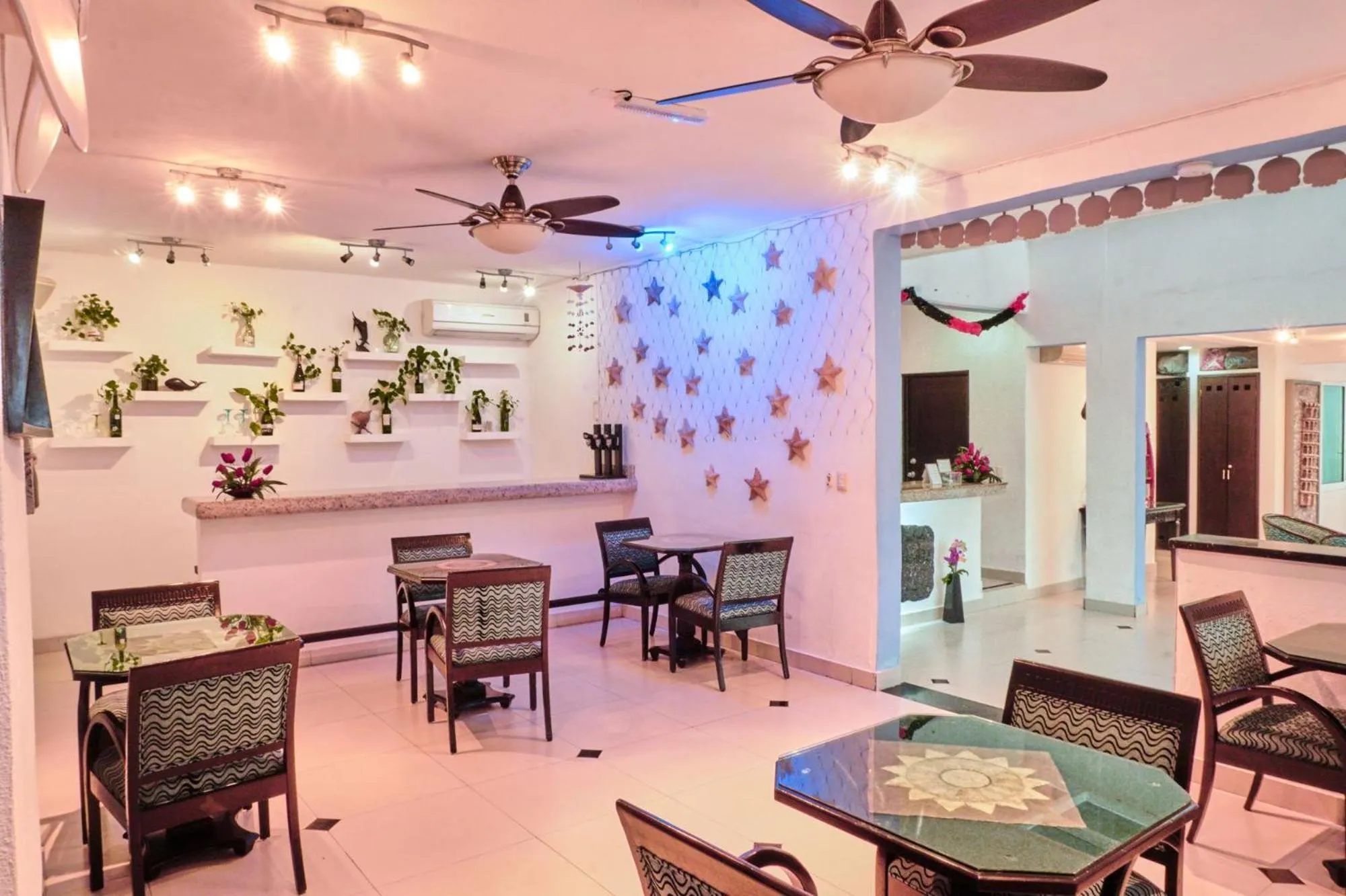 Restaurant/places to eat in Hotel Del Sol