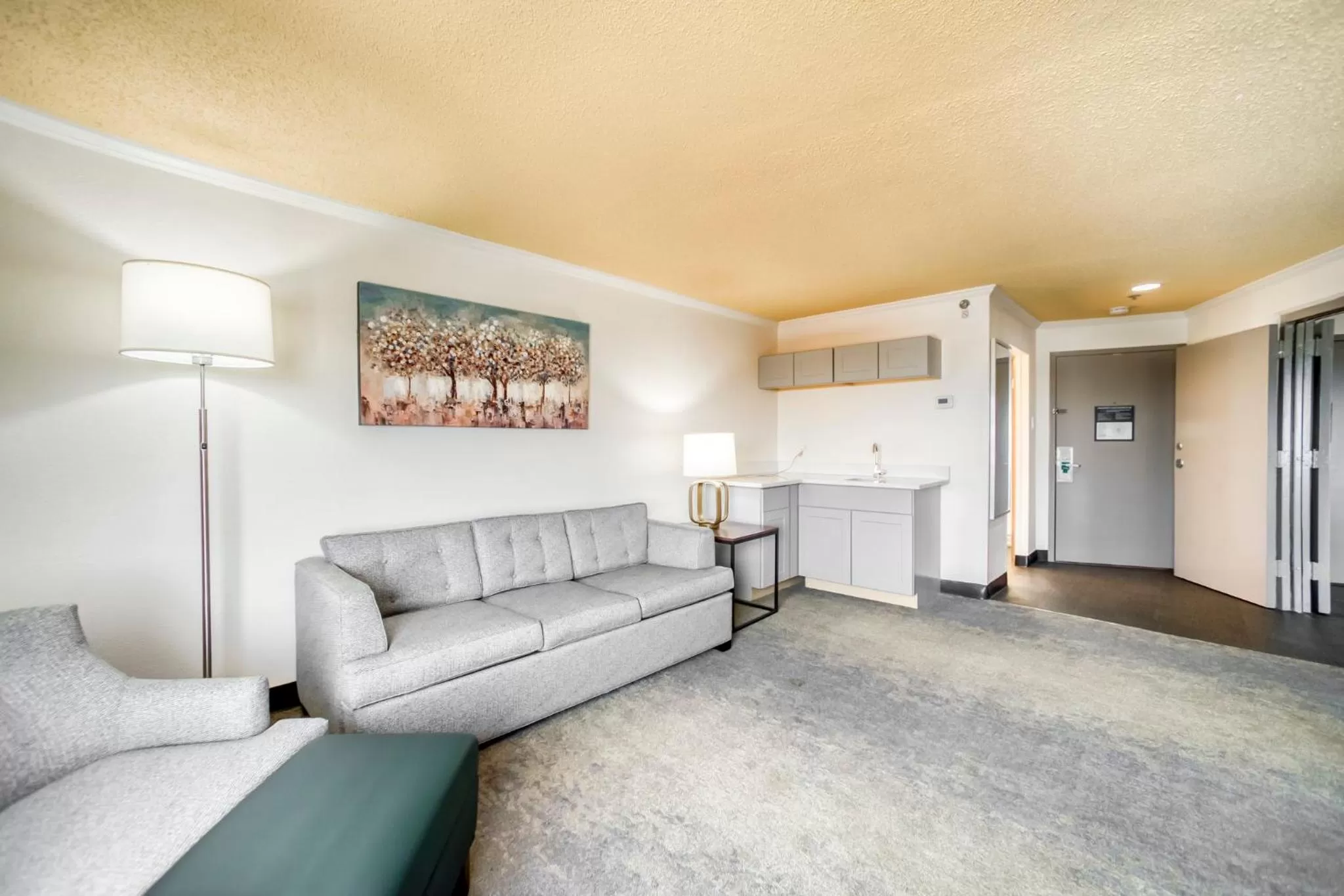 Photo of the whole room, Bed in Holiday Inn Mobile Downtown Historic District by IHG