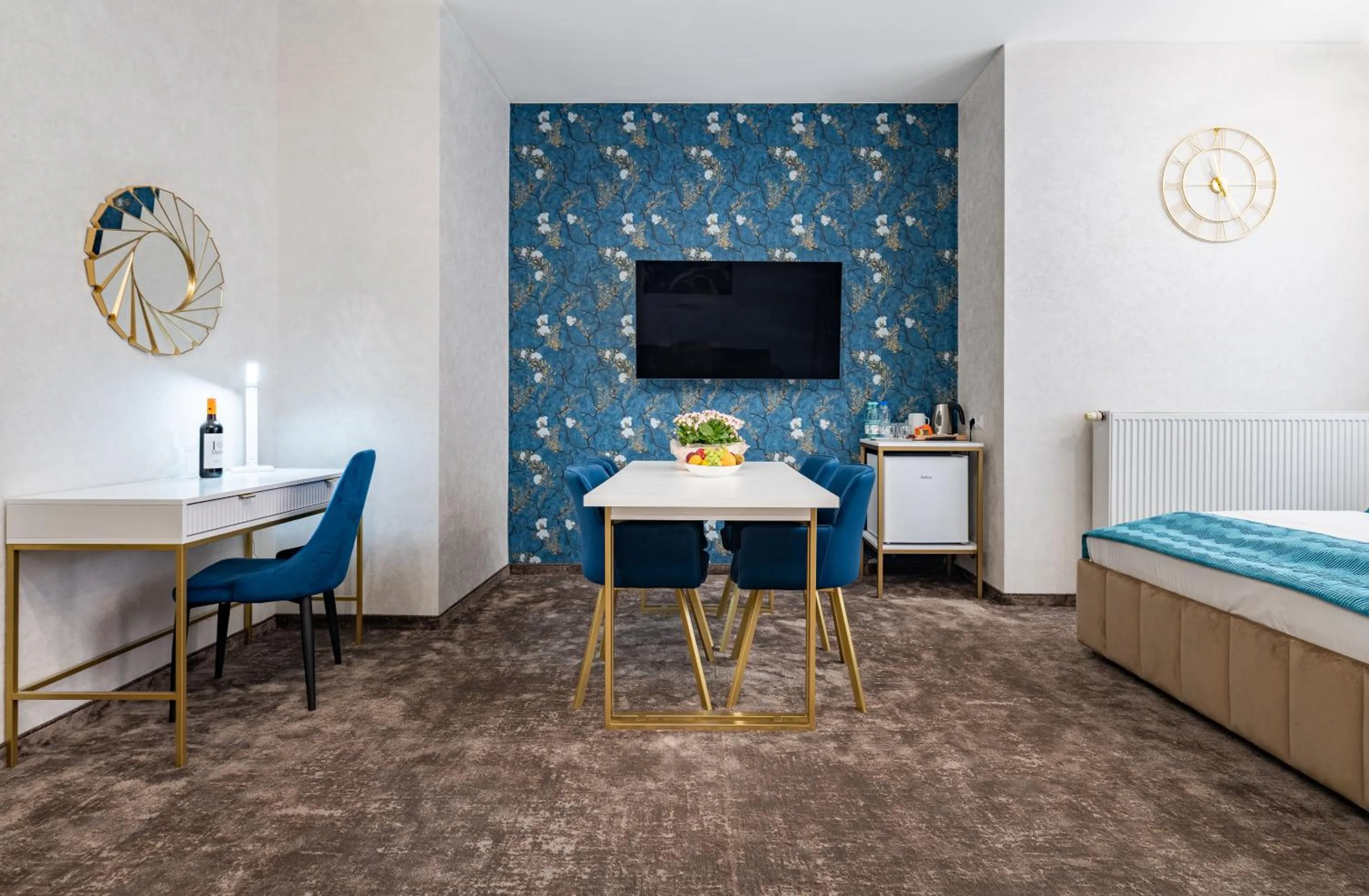 Photo of the whole room, Bed in Gotyk