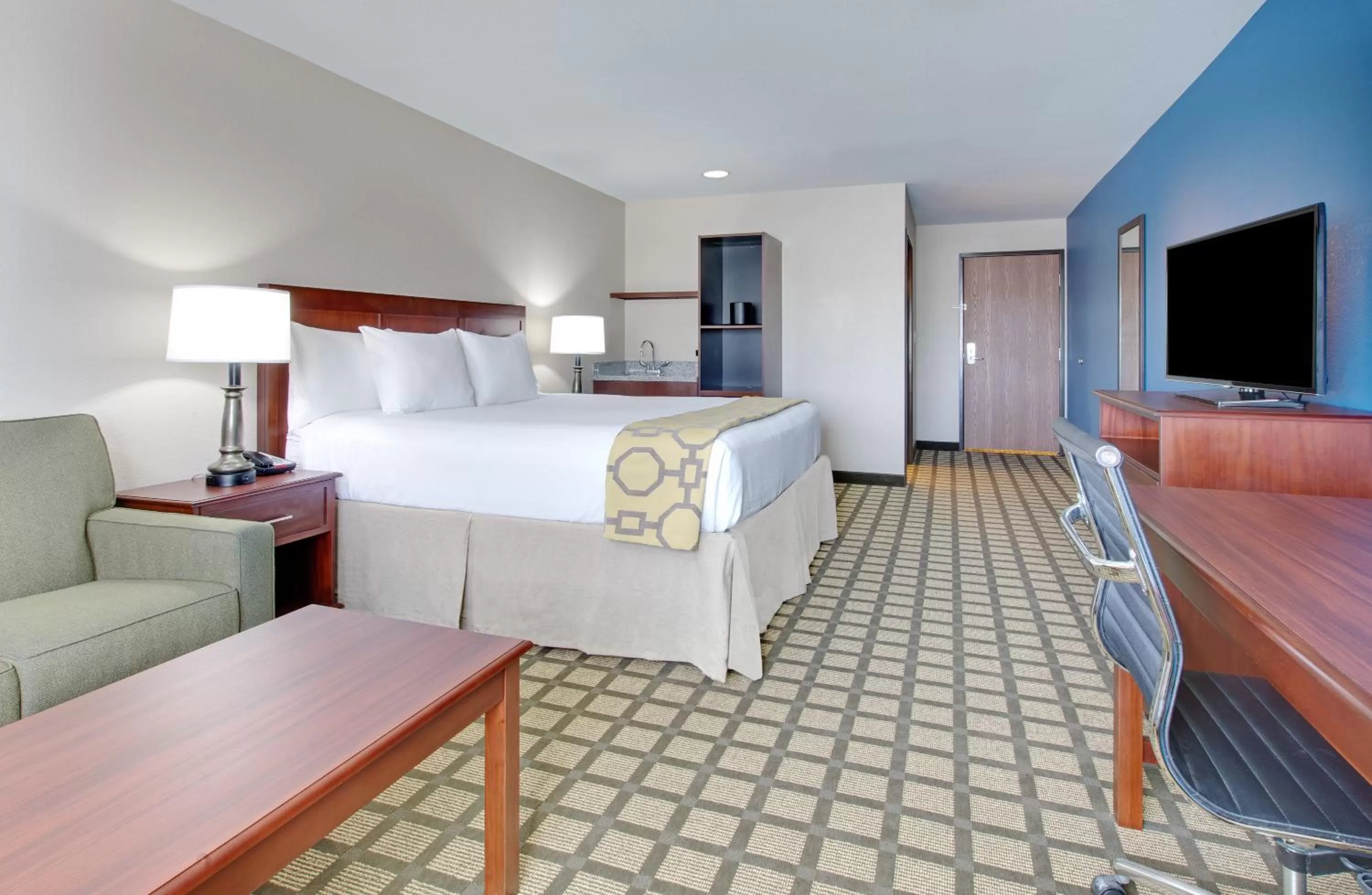 King Room with Bath Tub - Mobility Accessible/Non-Smoking in Baymont by Wyndham Big Spring