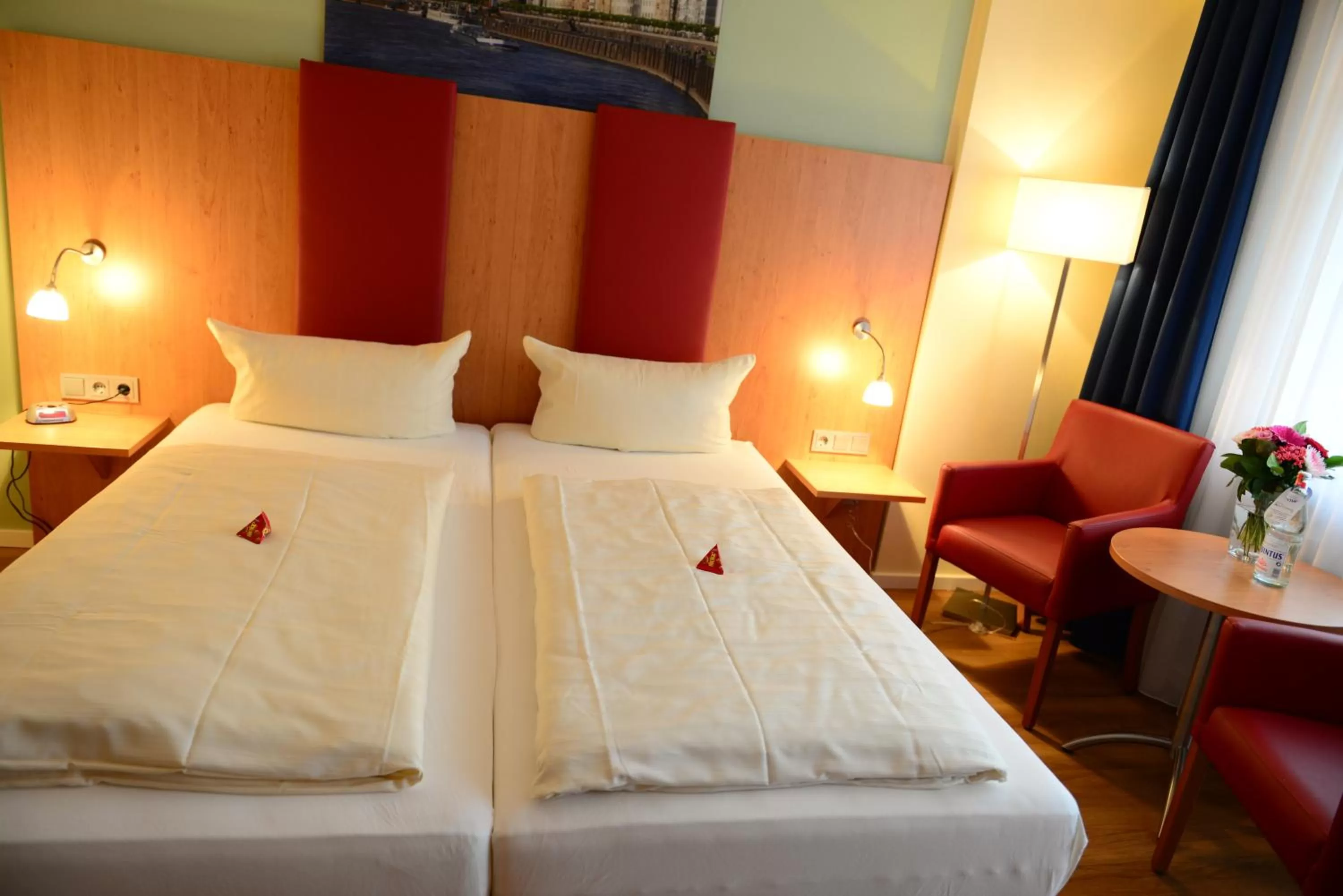 Photo of the whole room, Bed in Hotel National Düsseldorf (Superior)