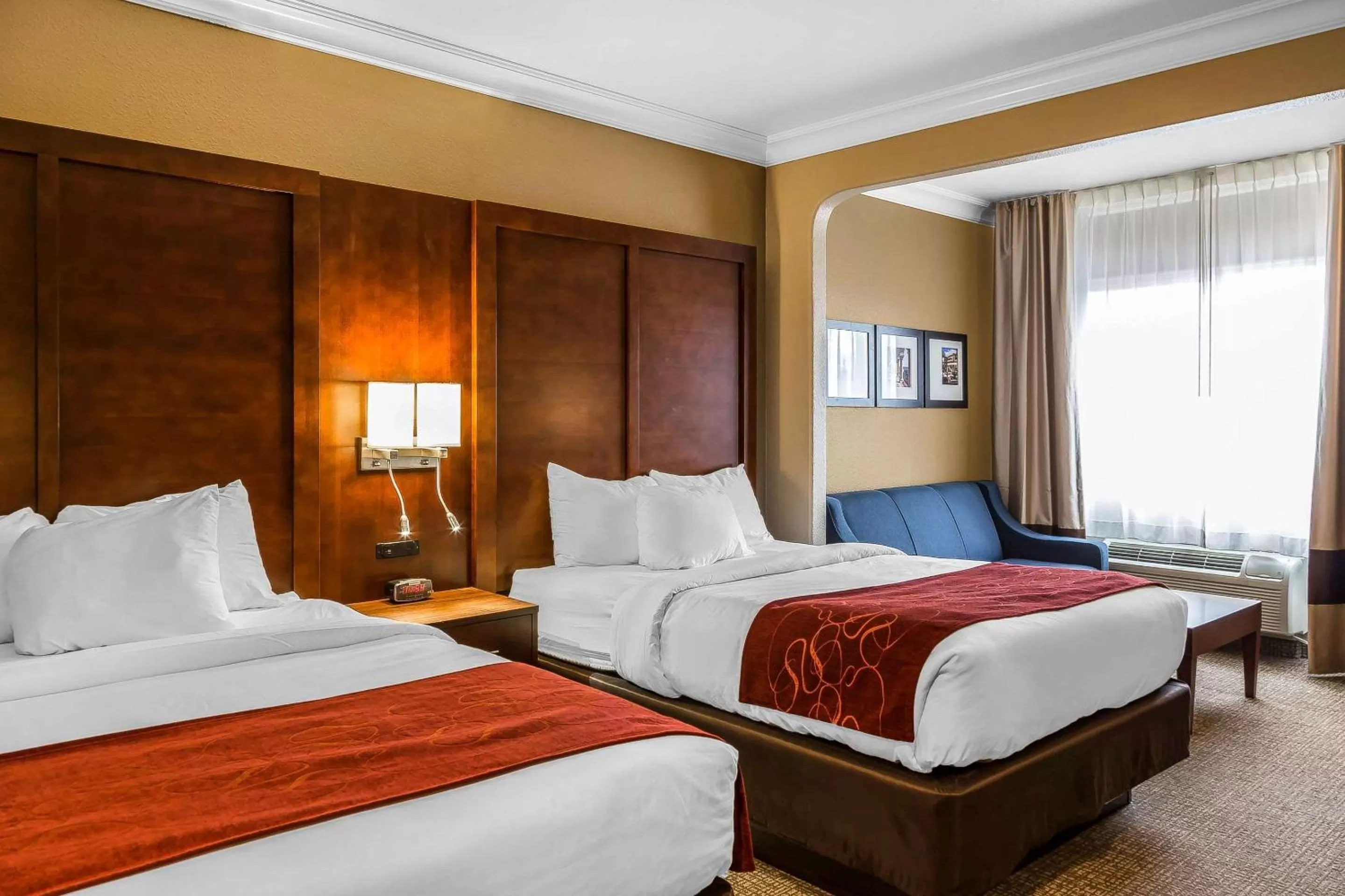 Photo of the whole room, Bed in Comfort Suites San Jose Airport