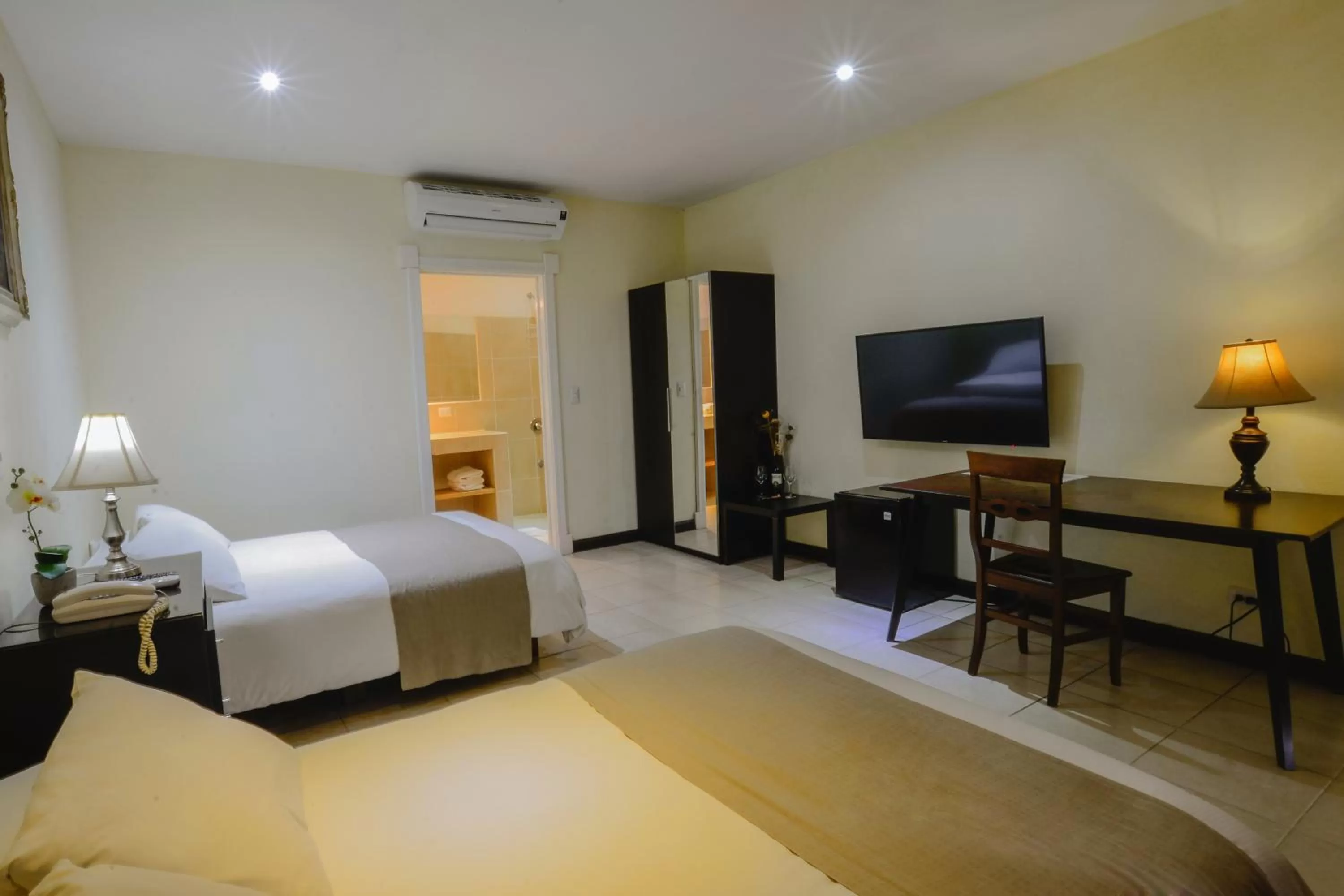 View (from property/room), Bed in Hotel Luisiana