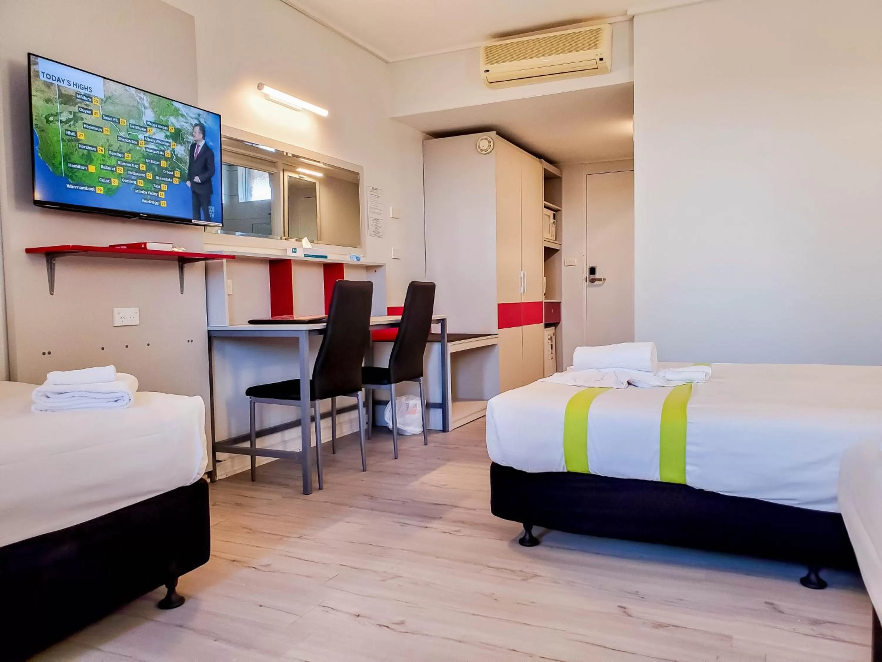 Photo of the whole room, Bed in Sandors Motor Inn