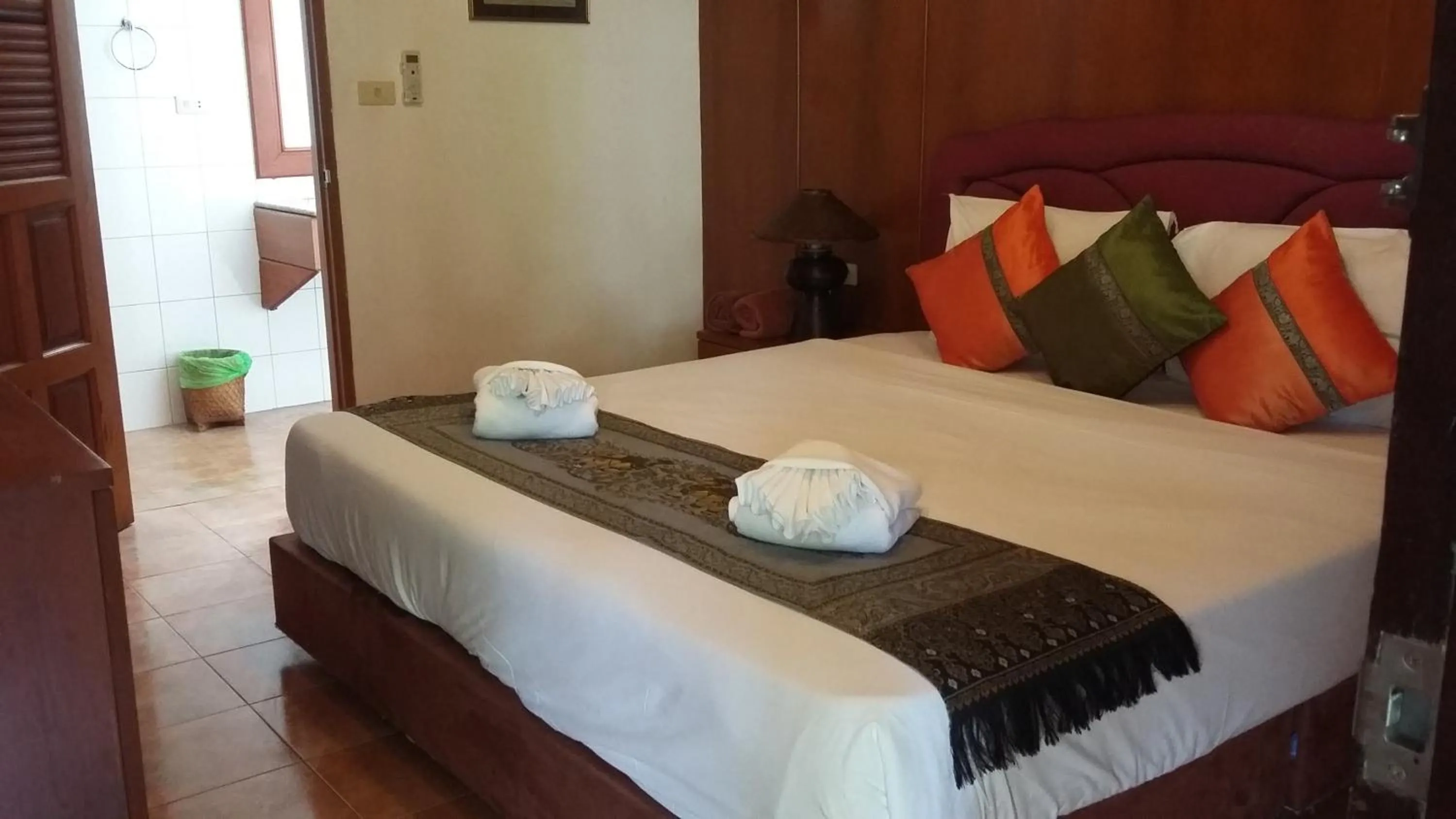 Bed in Royal Phawadee Village Patong - 2 Minutes walk to the beach