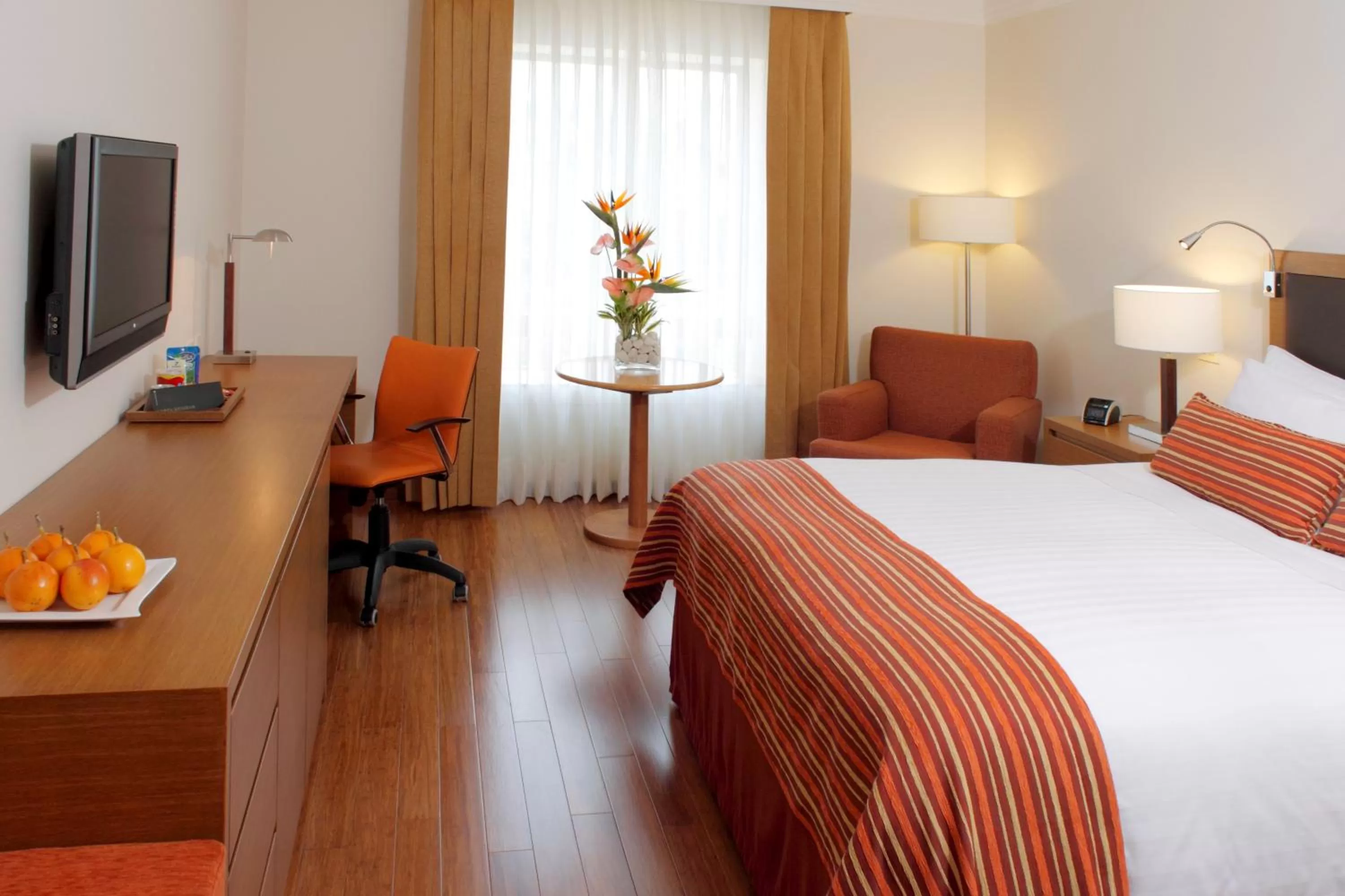 Photo of the whole room, Bed in Hotel Intercontinental Cali by IHG