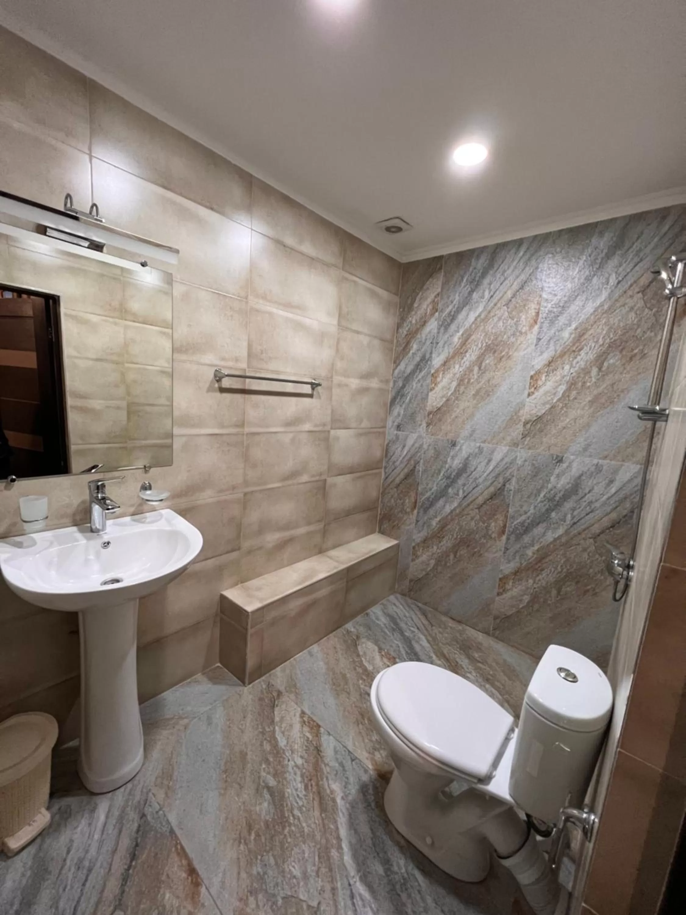 Bathroom in Elross Hotel