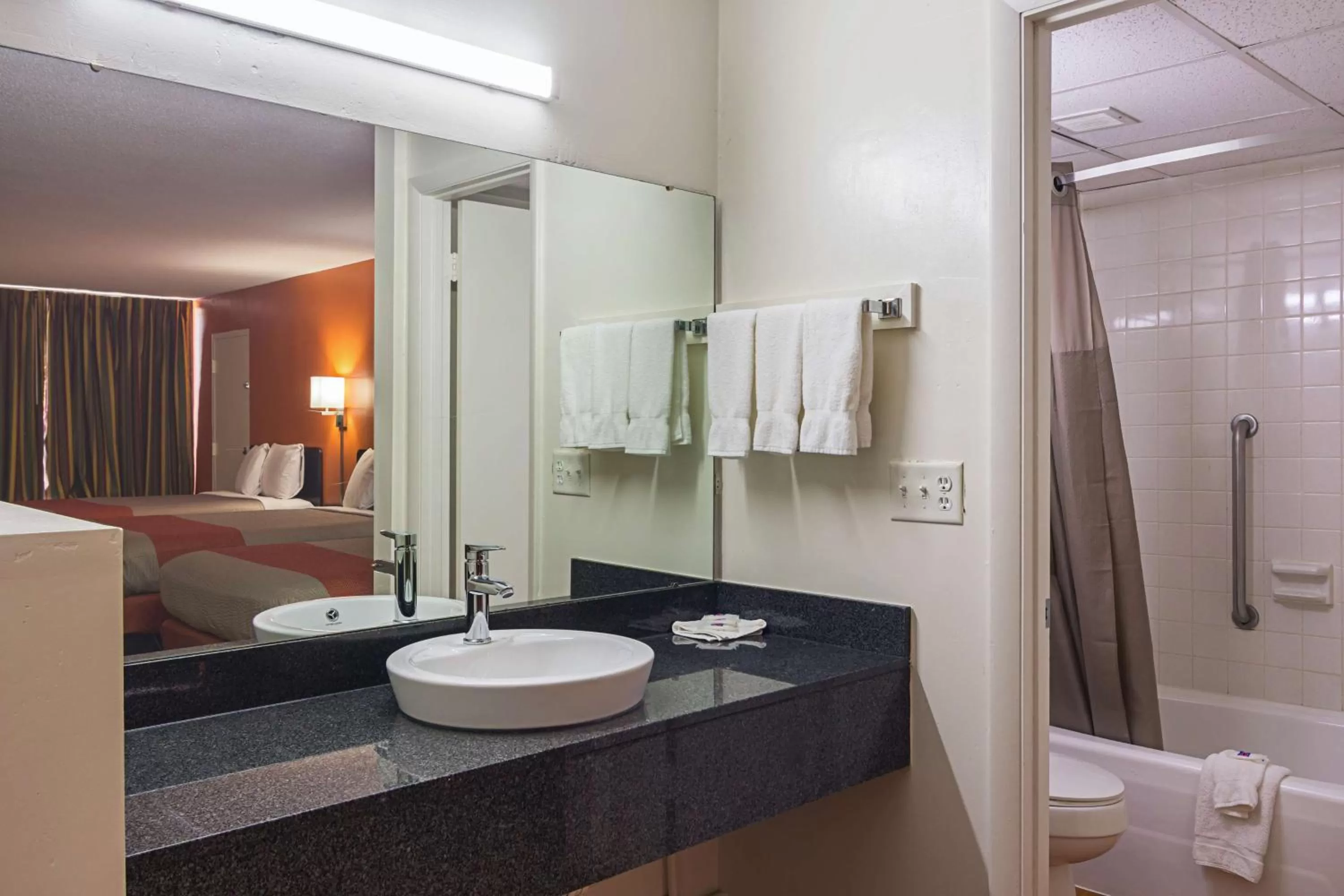 Deluxe King Room - Smoking in Motel 6-Cleveland, TN