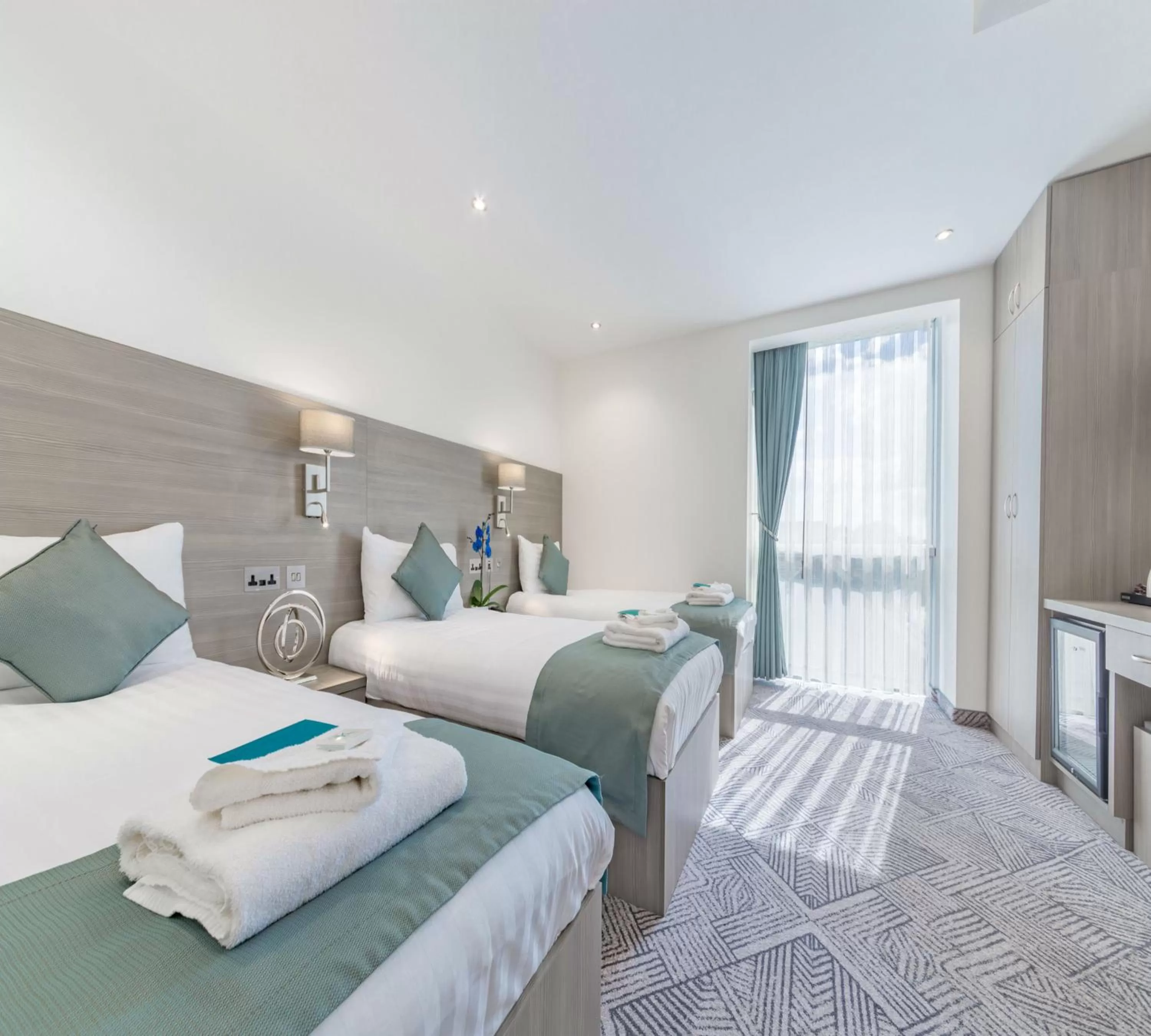 Day, Bed in The Lion & Key Hotel