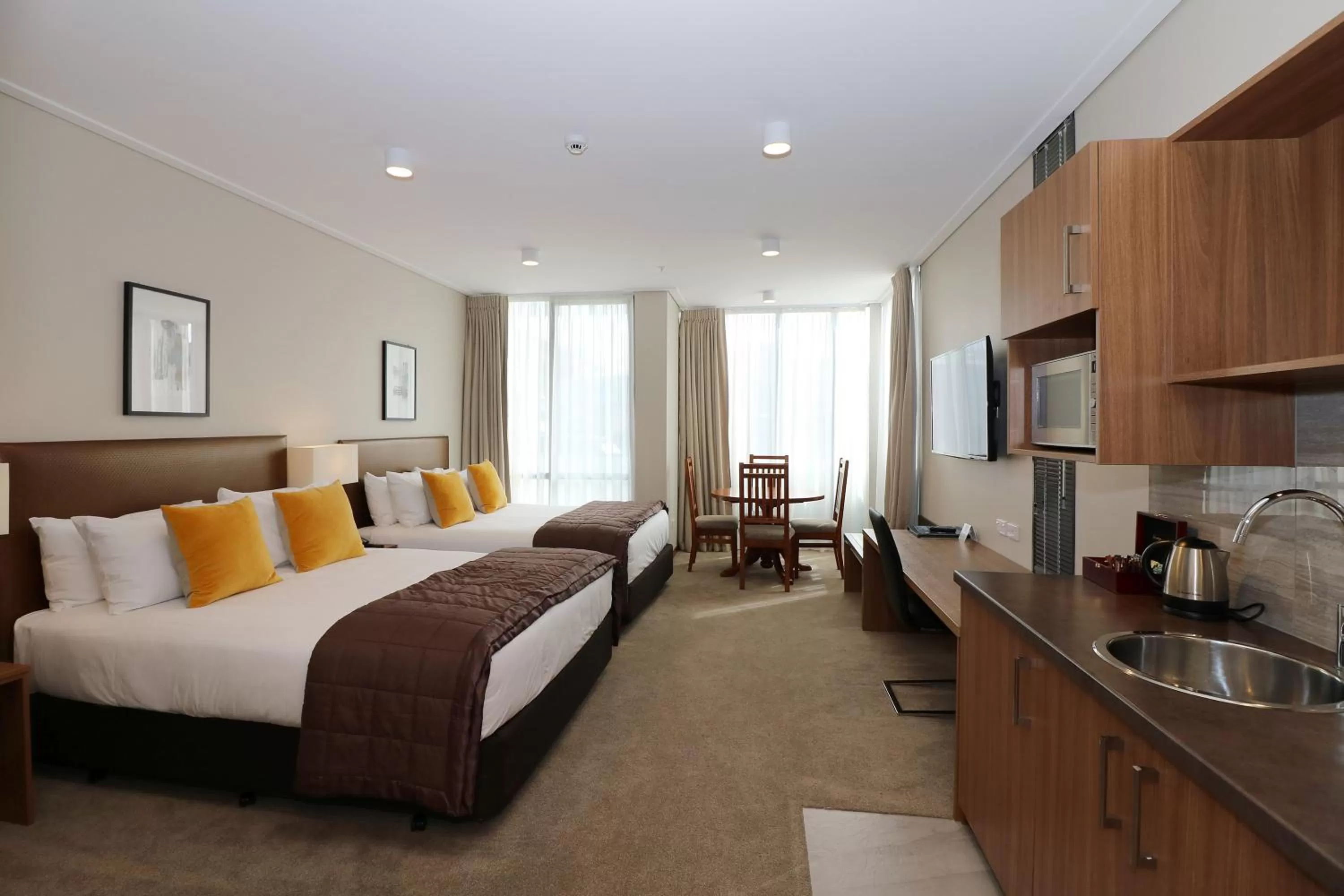 Kitchen or kitchenette, Bed in The Victoria Hotel Dunedin