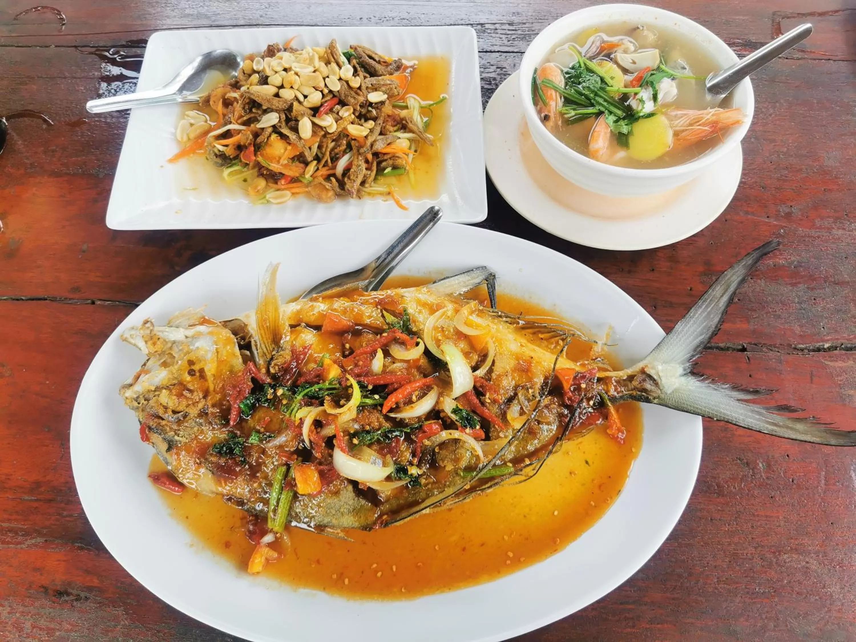 Restaurant/places to eat in Lung Pod 9 resort