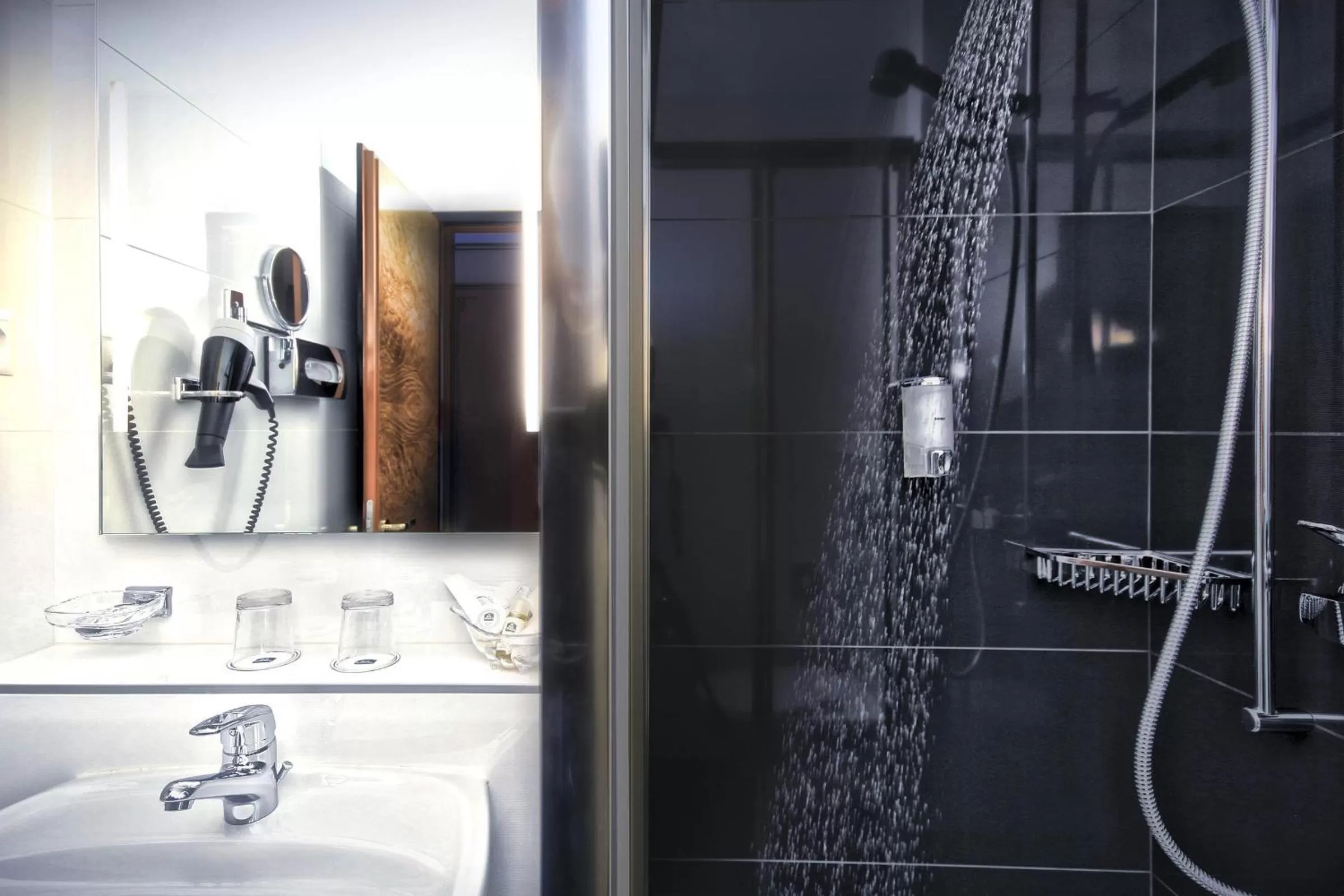 Bathroom in Hotel Mirabeau, BW Signature Collection, Lausanne