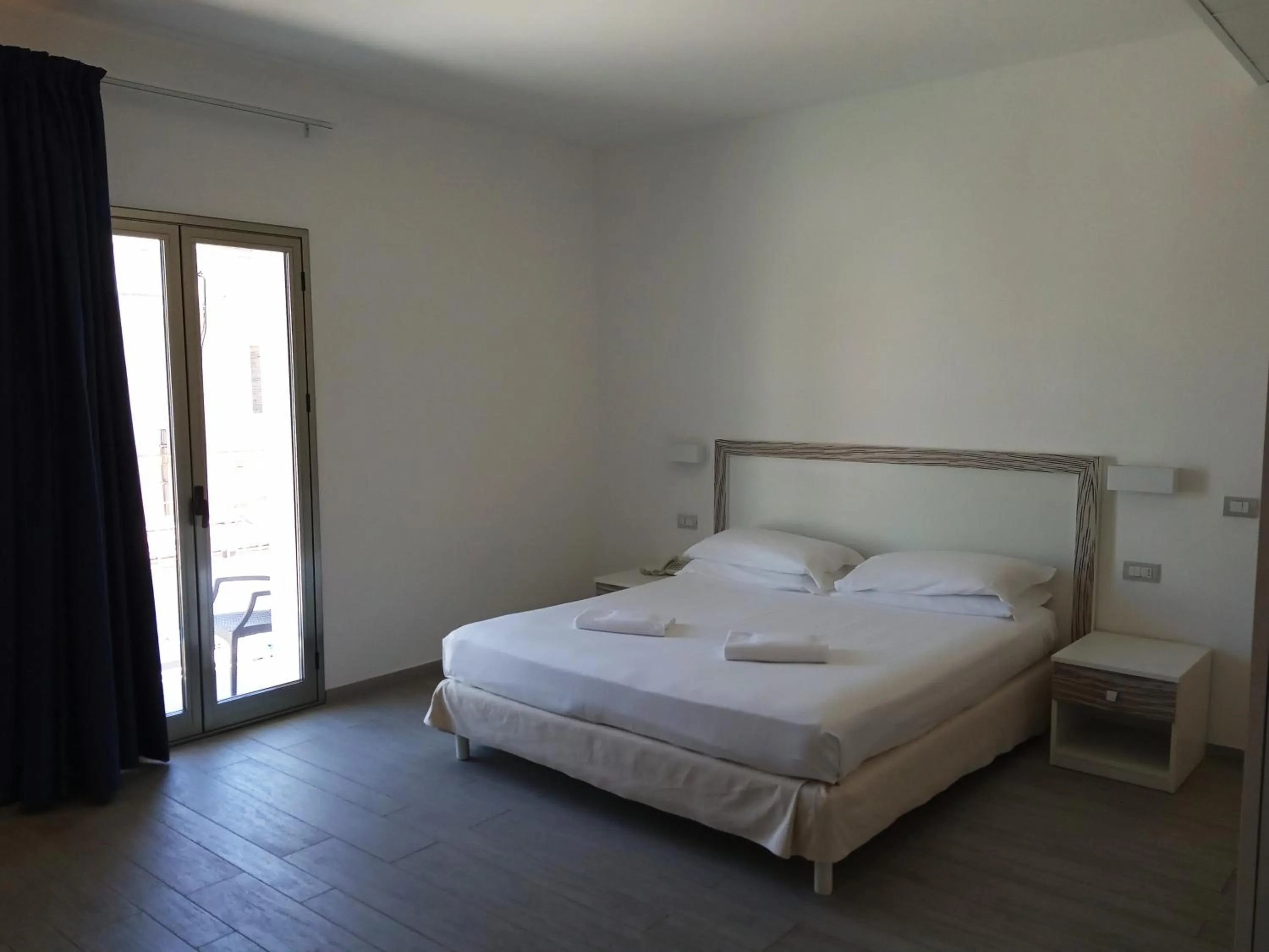 Inner courtyard view, Bed in Hotel Miramare