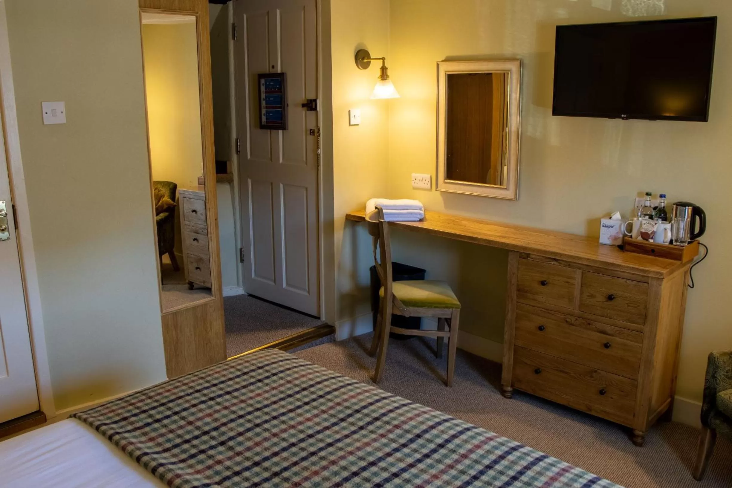 Photo of the whole room, Bed in The Green Dragon