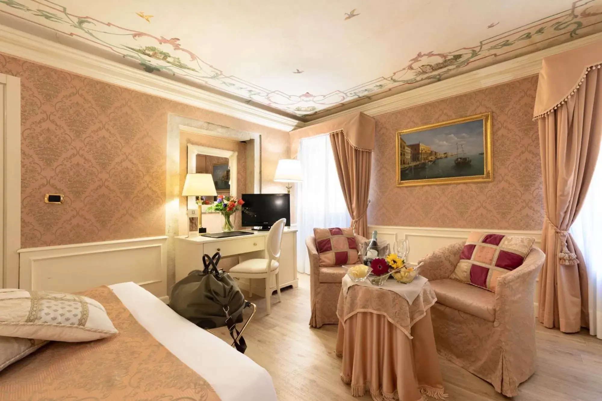 Deluxe Double Room with Canal View in Duodo Palace Hotel Deluxe Double Room with Canal View in Duodo Palace Hotel