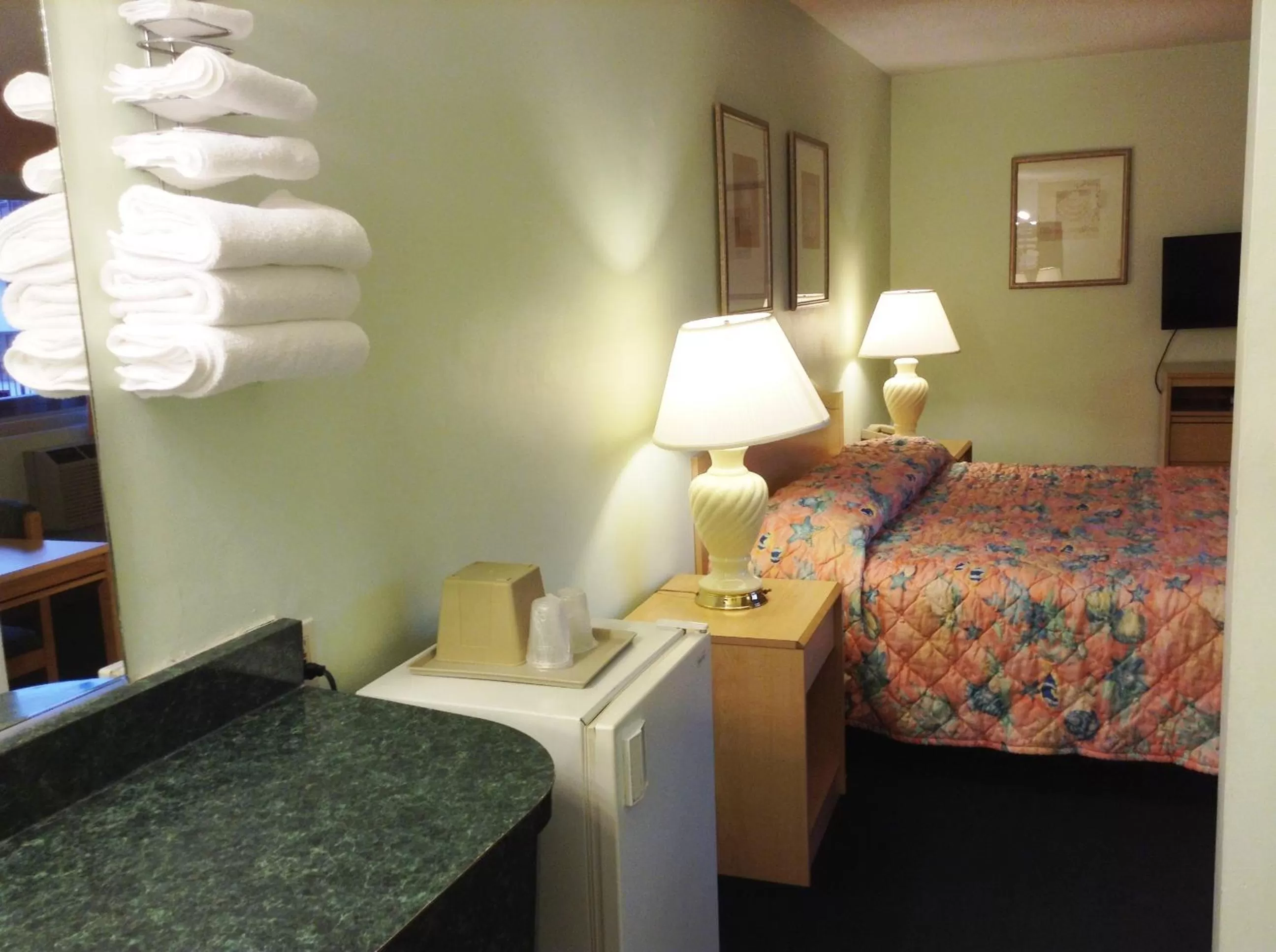 Photo of the whole room, Bed in Seahorse Inn Manhattan Beach - LAX