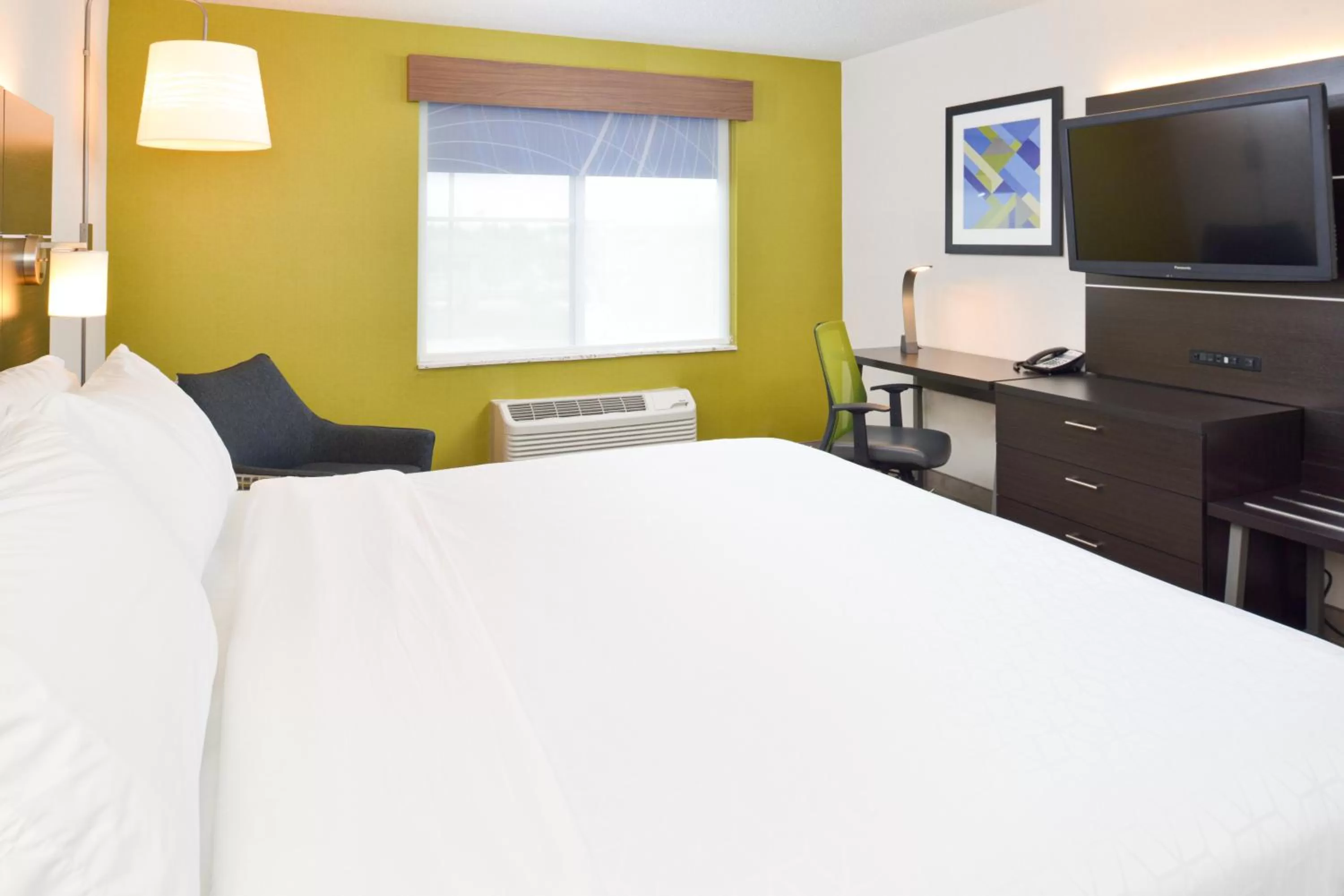 Photo of the whole room, Bed in Holiday Inn Express Wixom by IHG