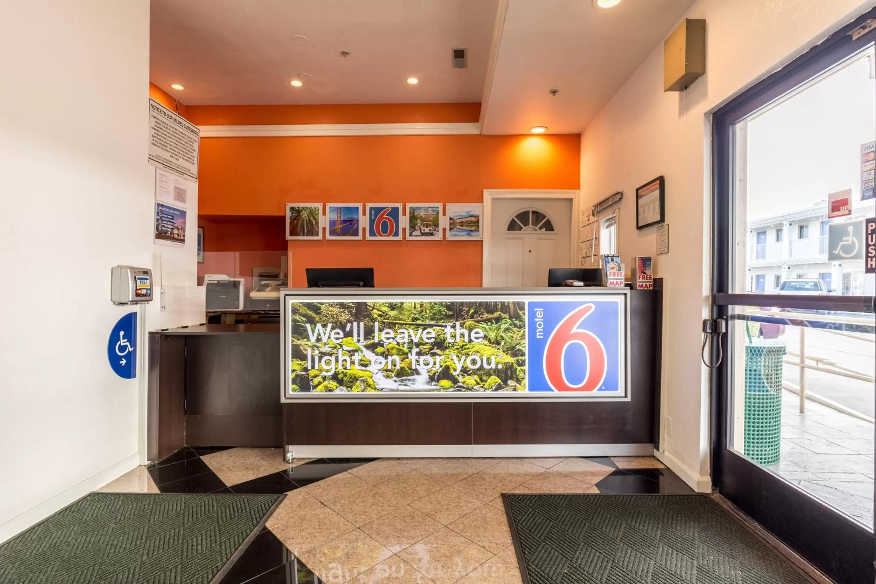 Lobby or reception in Motel 6 San Rafael