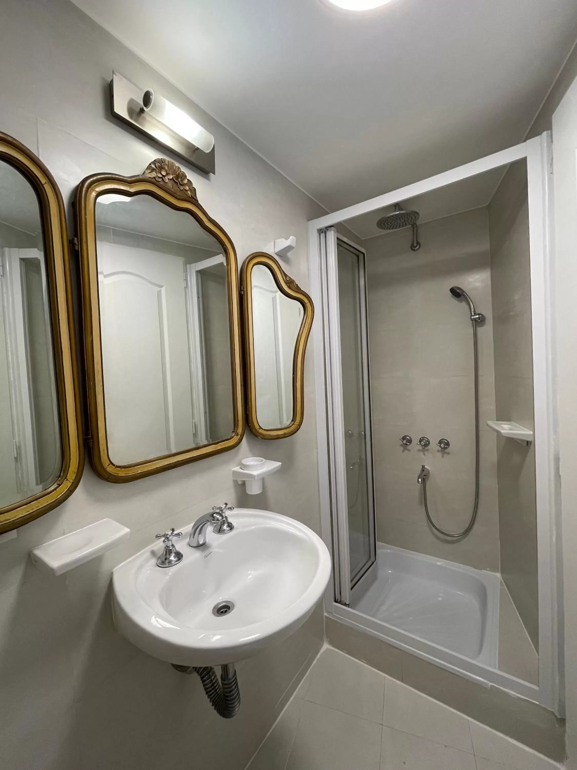 Shower, Bathroom in Le Petit Palais