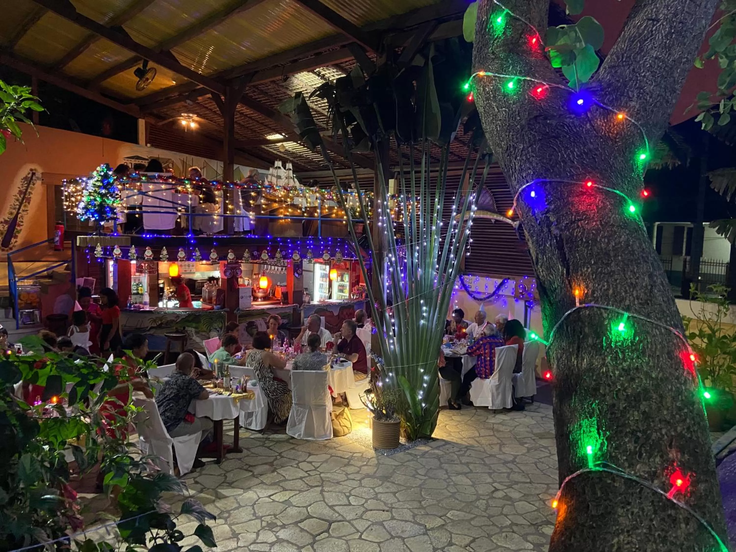 Restaurant/places to eat in Hôtel Restaurant Coco Lodge Majunga