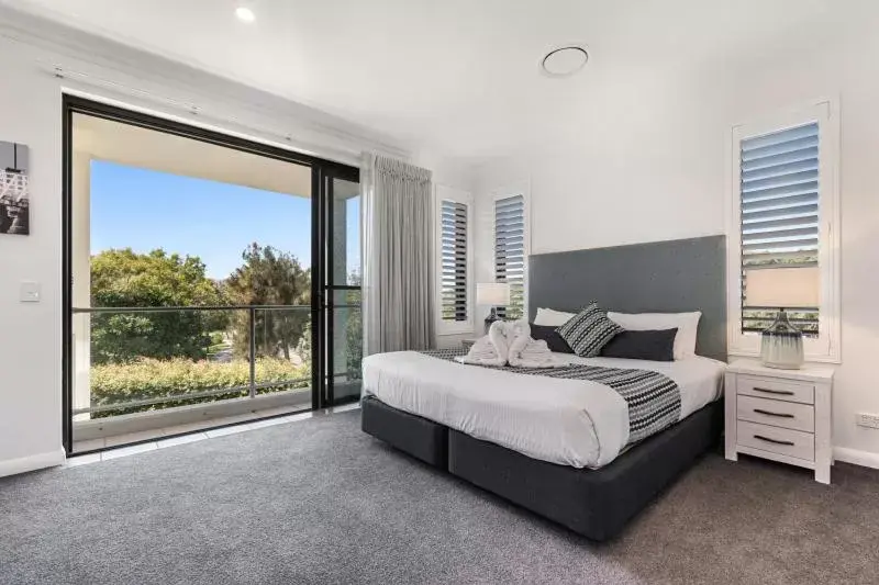 Luxury Three-Bedroom Beach House with Rooftop Spa in Sand Dunes Resort Accommodation Luxury Three-Bedroom Beach House with Rooftop Spa in Sand Dunes Resort Accommodation