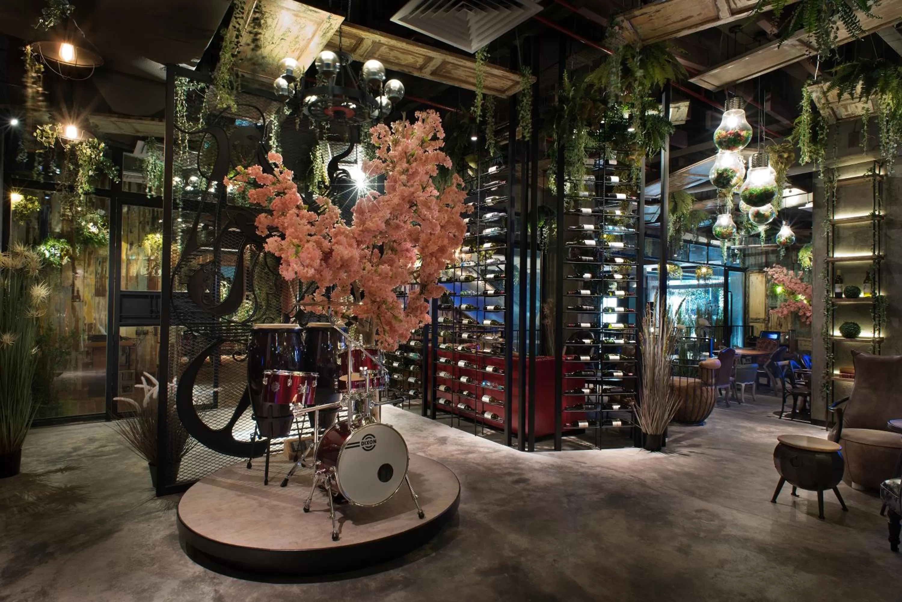 Restaurant/places to eat in Vangohh Eminent Hotel & Spa