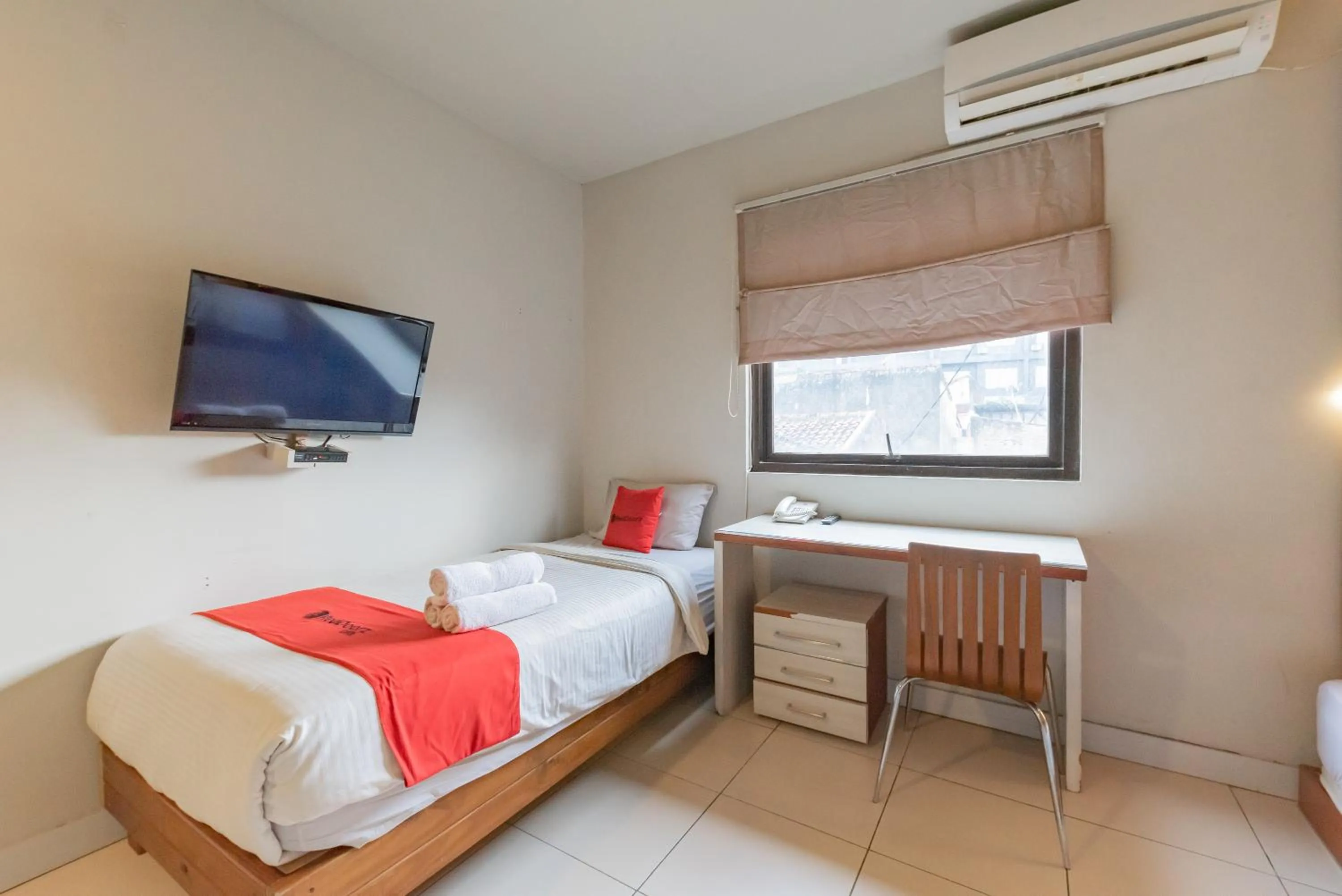 Bedroom, Bed in RedDoorz Plus near Asia Afrika 3