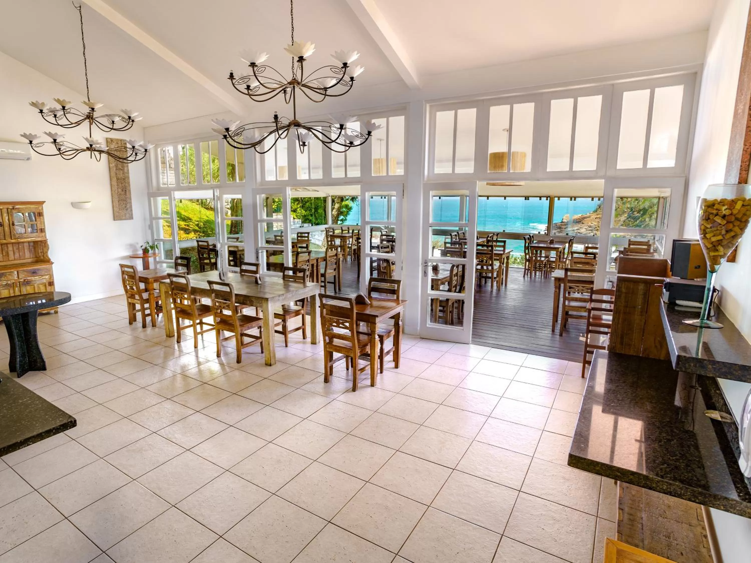 Restaurant/places to eat in Apa Pau Brasil