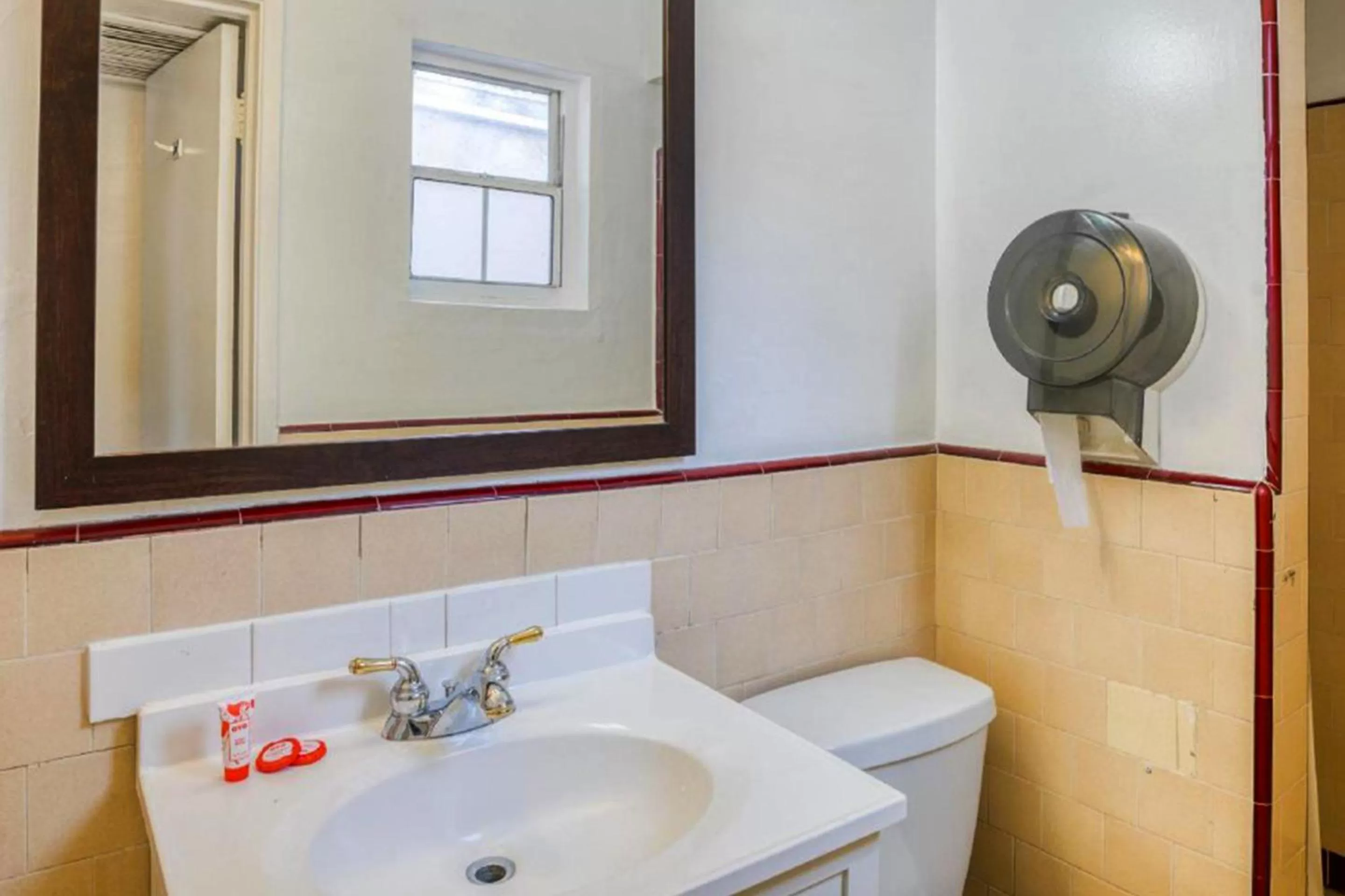 Bathroom in OYO Gateway Motel Las Vegas North Strip Fremont St Area