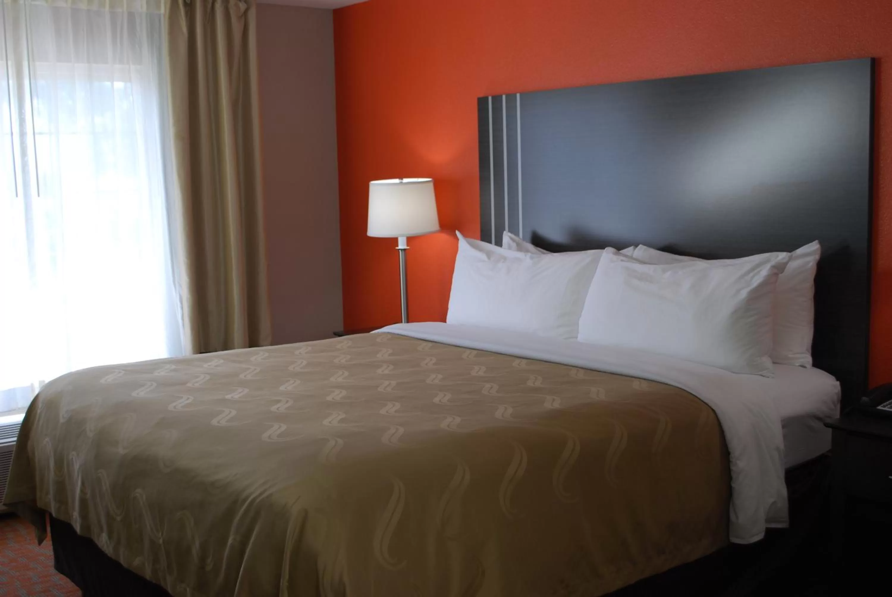 Bed in Quality Inn & Suites Fresno Northwest