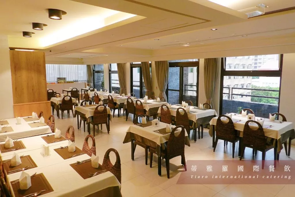 Restaurant/places to eat in Darlon Hotel