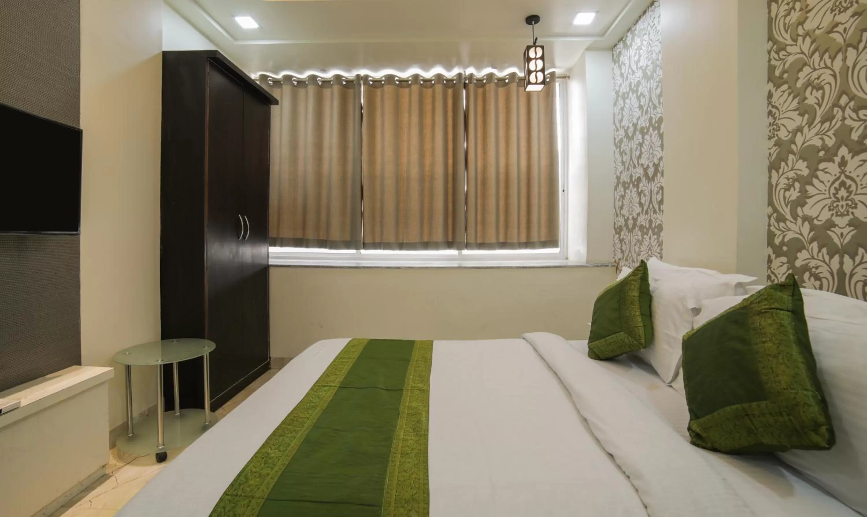 Bedroom, Bed in Itsy Hotels Le Clover