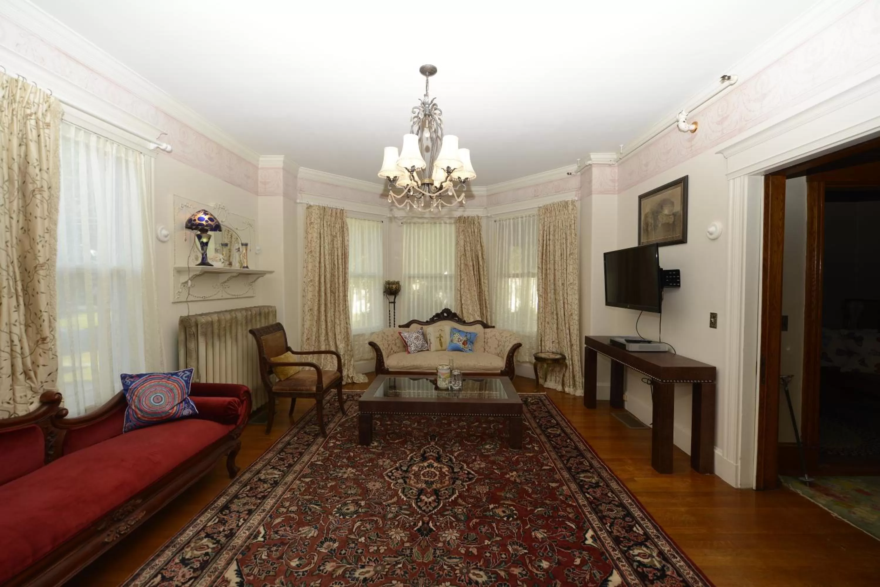 Lobby or reception, Lounge/Bar in Munroe Inn Boutique Hotel