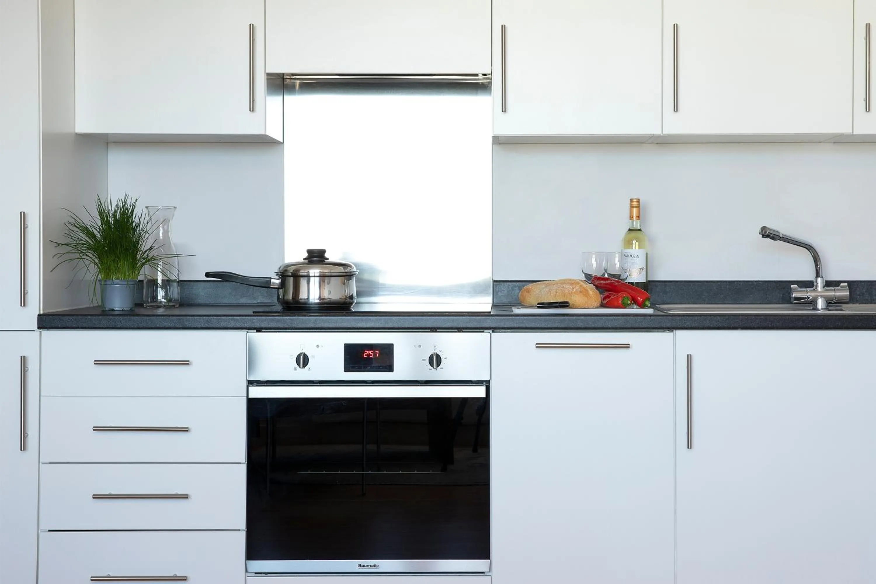 Kitchen or kitchenette in HQ Aparthotel Farnborough