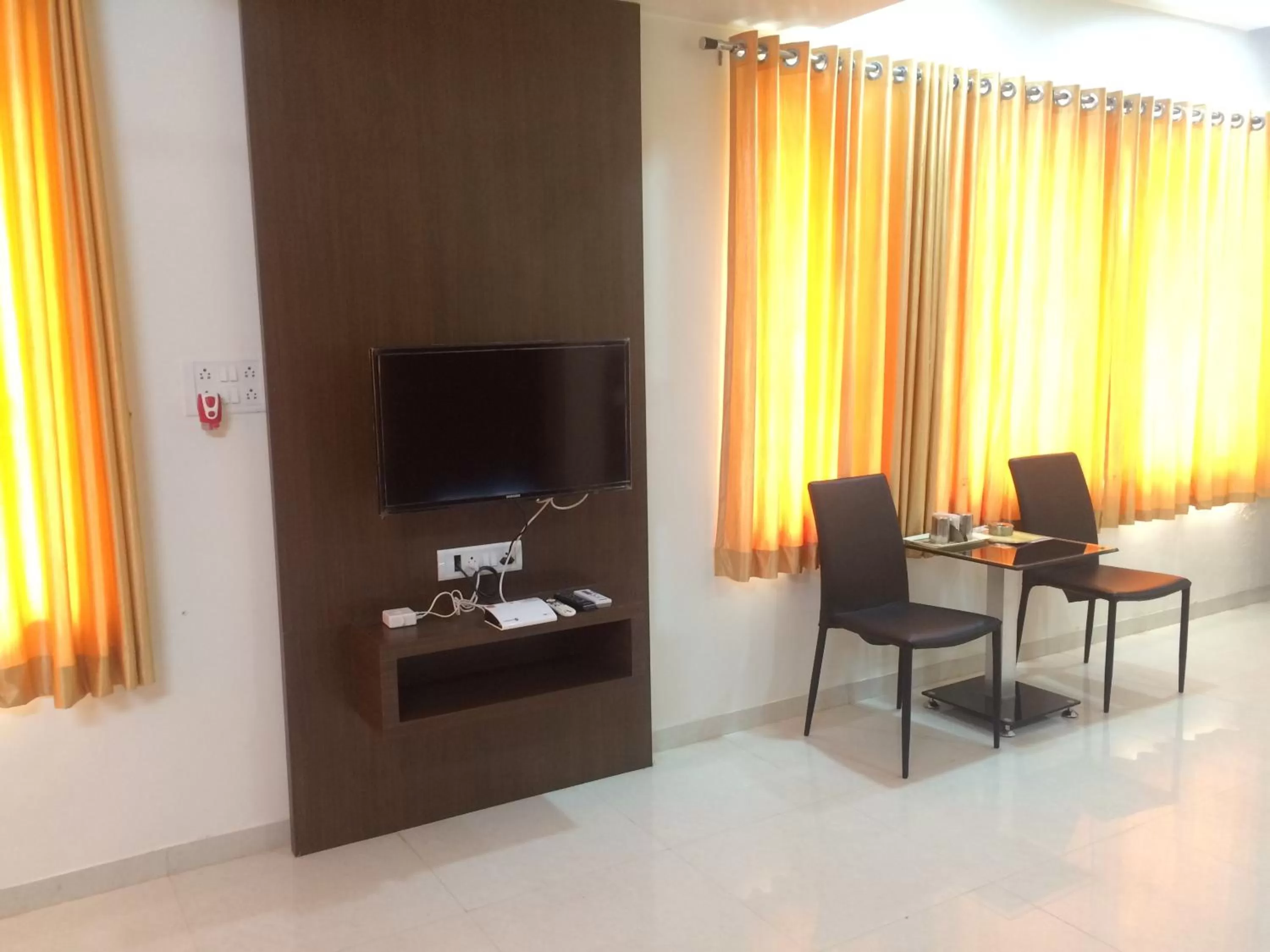 Communal lounge/ TV room in Hotel Shiva's Inn