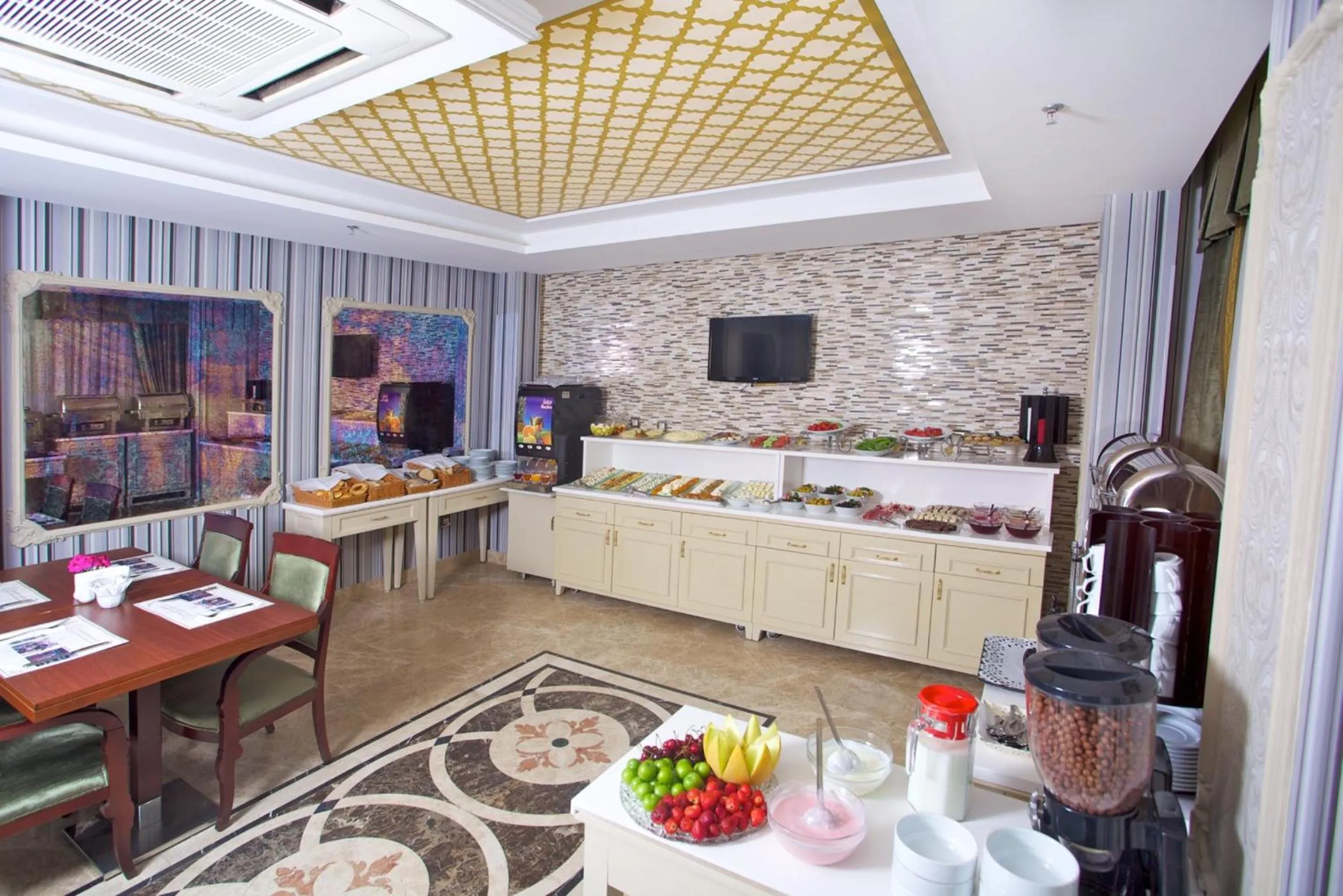 Restaurant/places to eat in Taksim Star Hotel