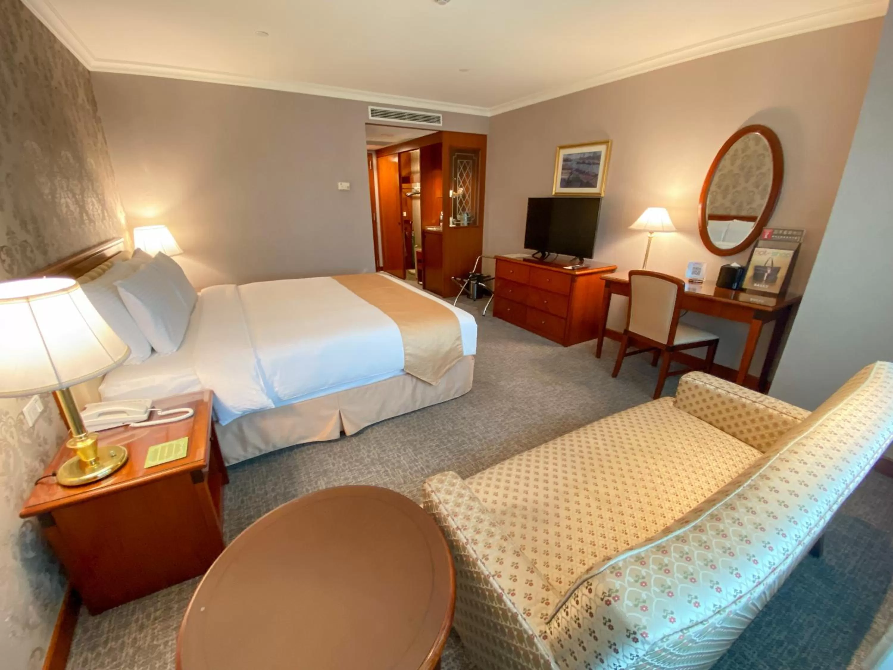 Photo of the whole room, Bed in Evergreen Laurel Hotel - Keelung