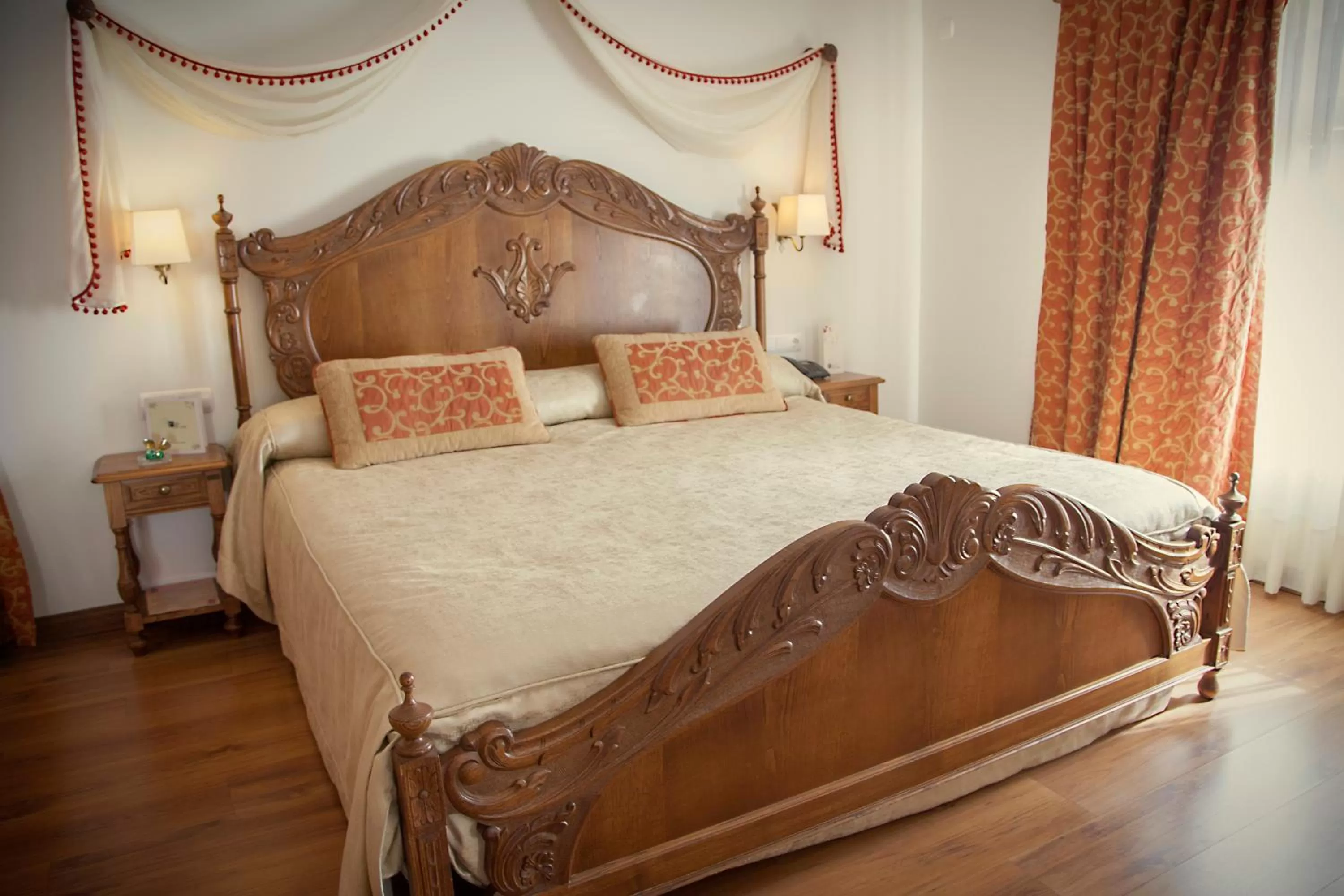 Photo of the whole room, Bed in Palacio Azcárate Hotel